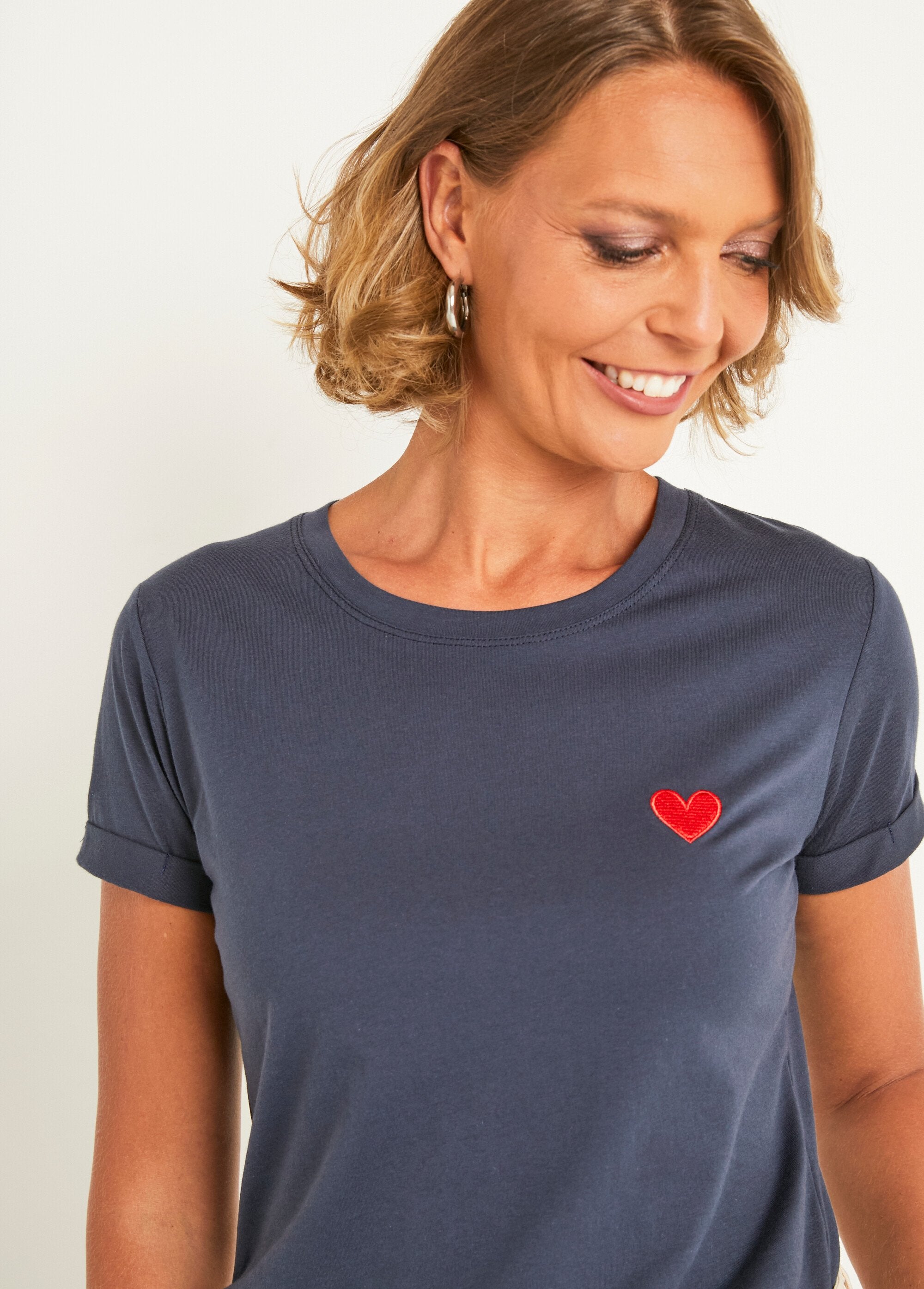 T-shirt_a_maniche_corte_con_ricamo_sul_petto_Marine_DE1_slim