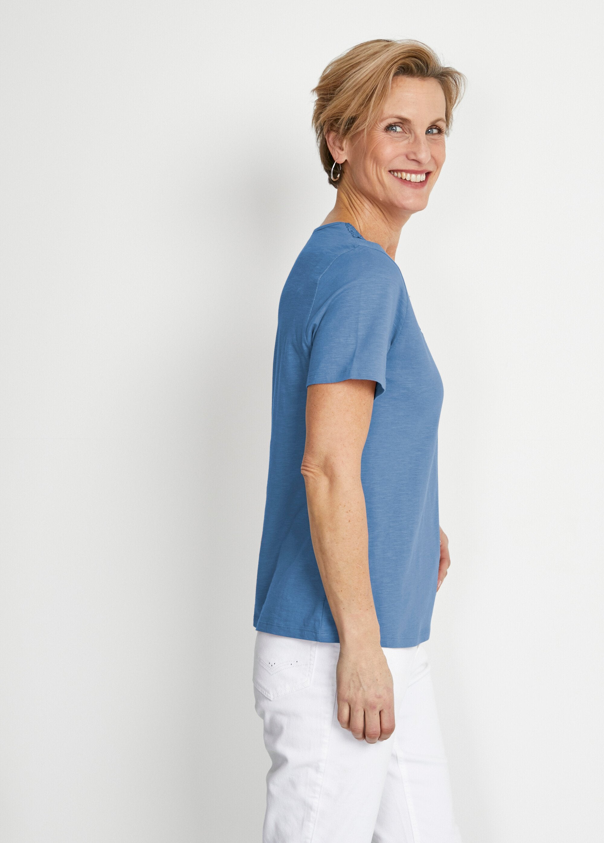 T-shirt_a_maniche_corte_in_cotone_e_macramé_Blu_DR1_slim