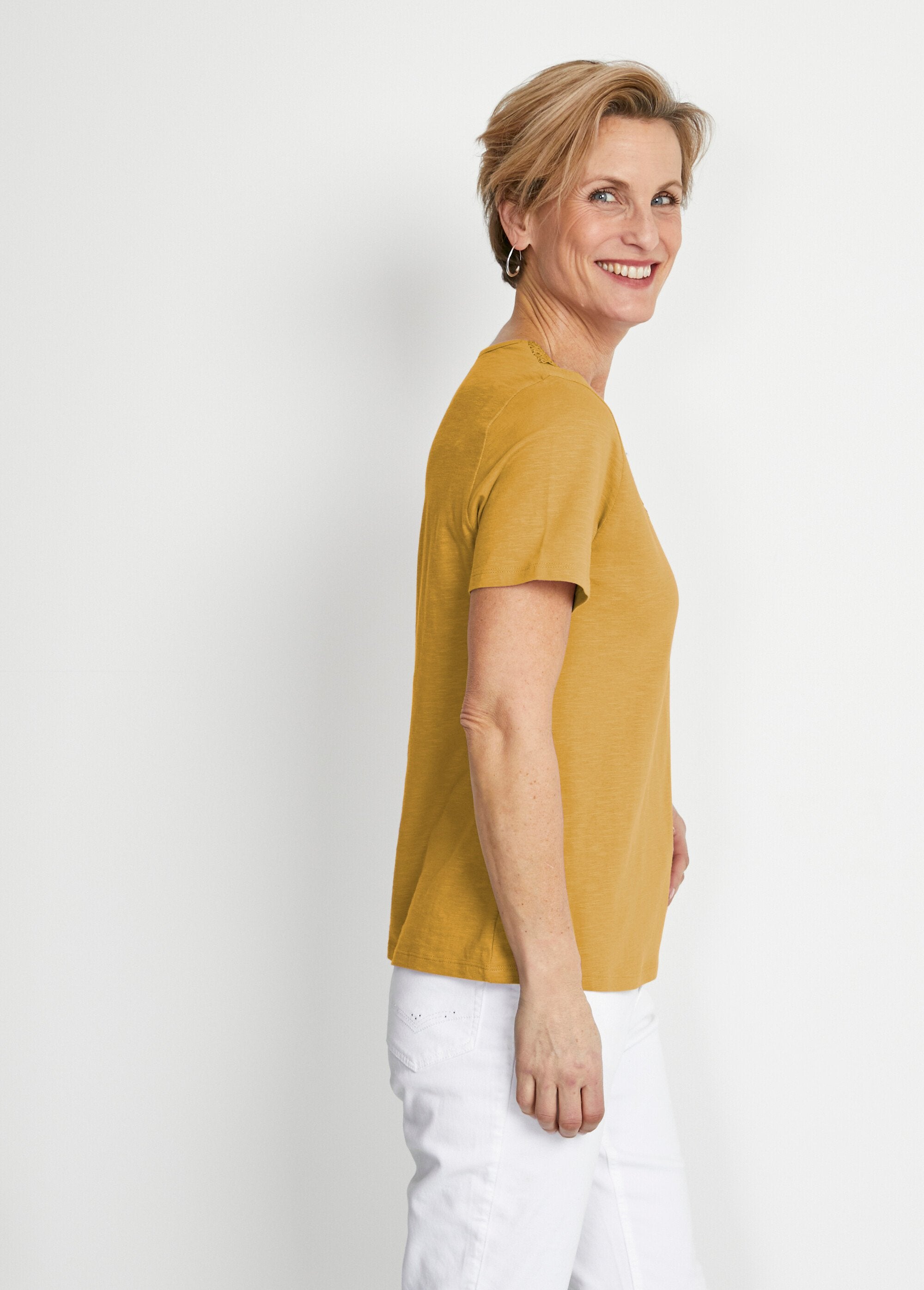 T-shirt_a_maniche_corte_in_cotone_e_macramé_Miele_DR1_slim