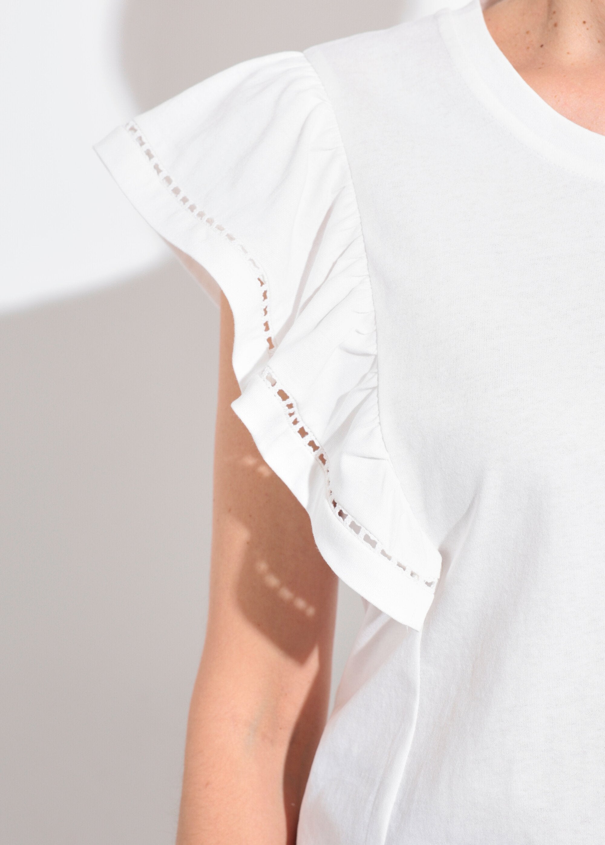 T-shirt_traforata_a_maniche_corte_con_ruches_Blanc_DE2_slim