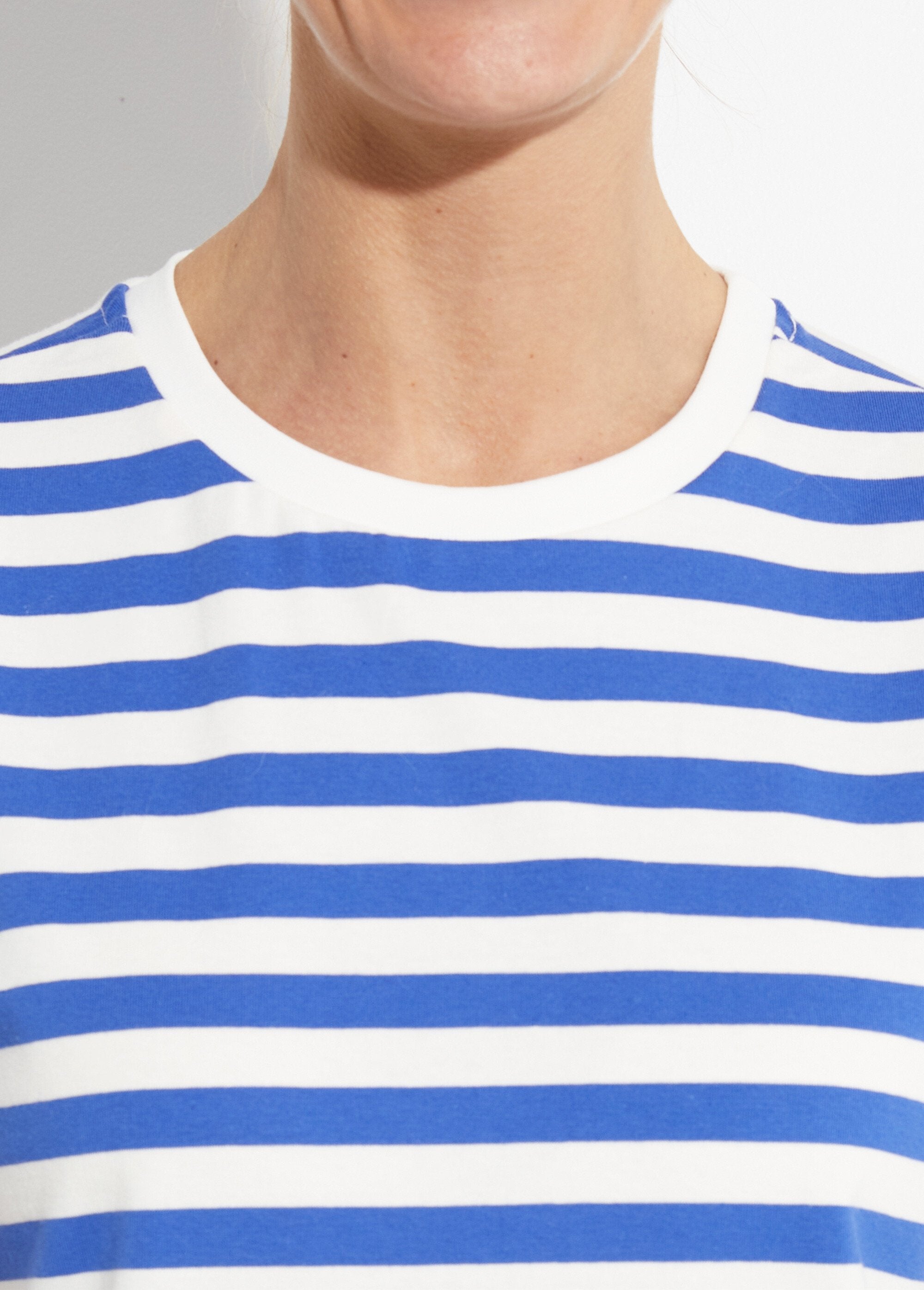 Maglietta_da_marinaio_in_cotone_elasticizzato_Bleu_vif_et_blanc_DE1_slim
