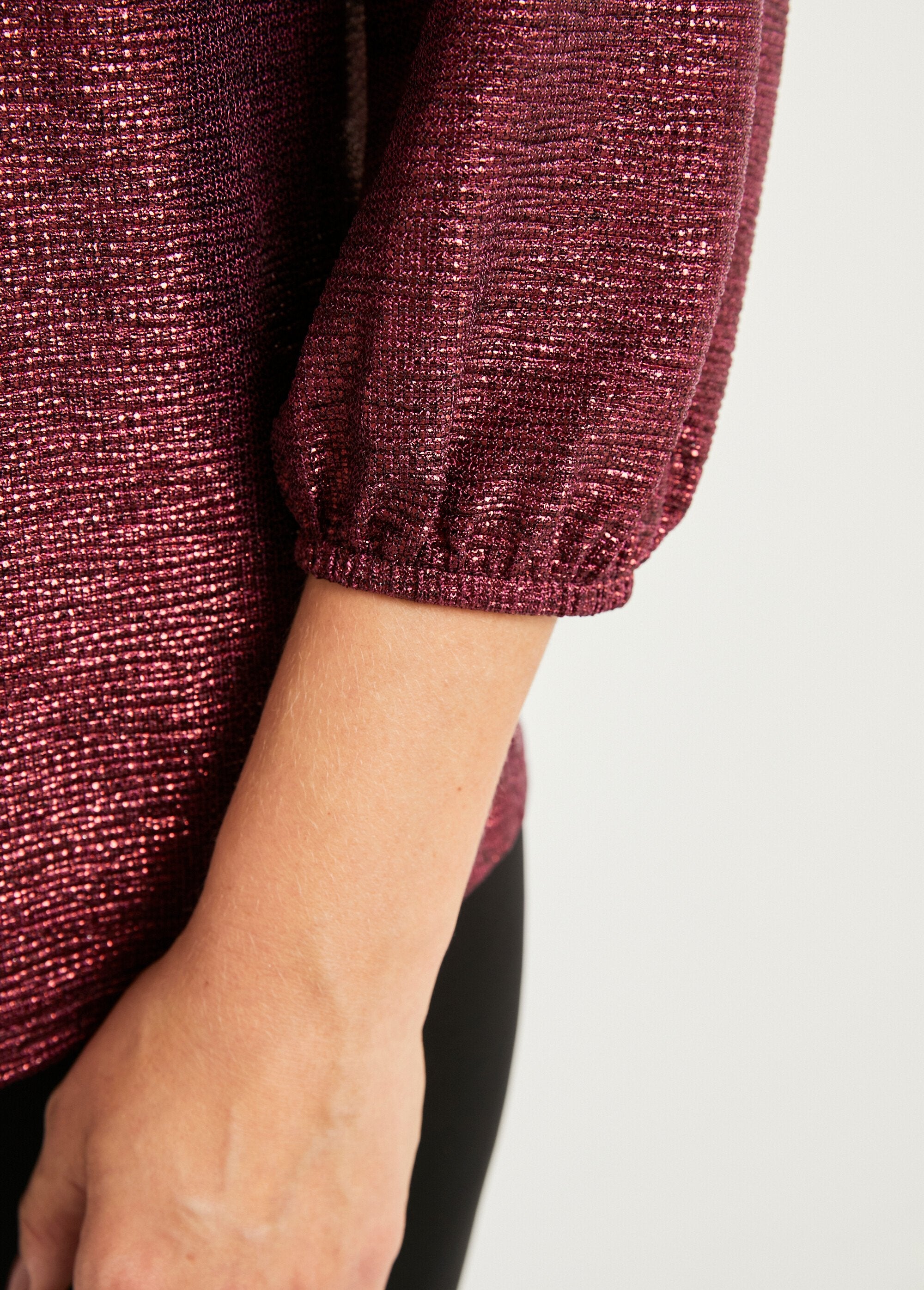 T-shirt_morbida_di_media_lunghezza_in_maglia_lucida_con_scollo_a_V_Framboise_DE3_slim