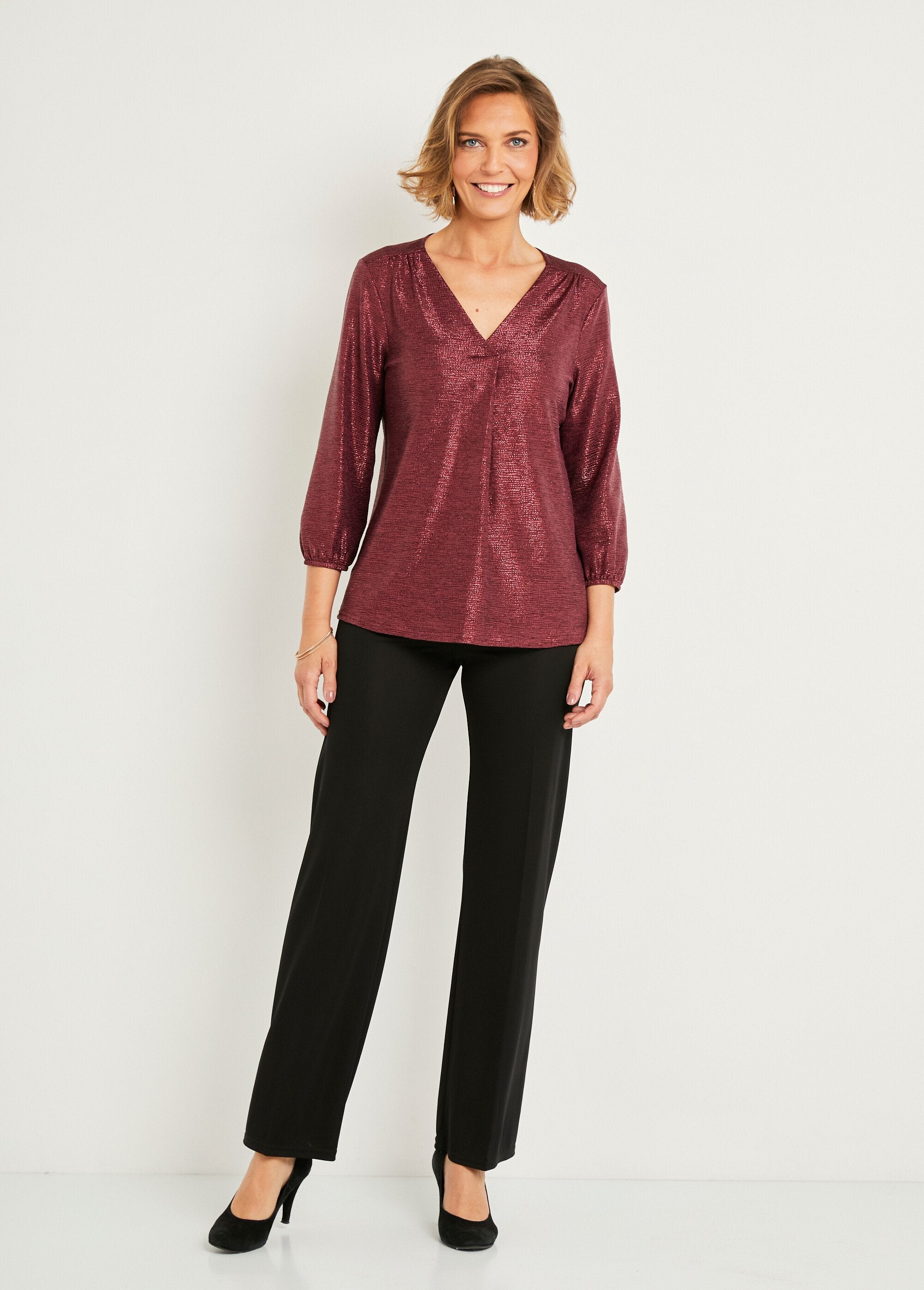 T-shirt_morbida_di_media_lunghezza_in_maglia_lucida_con_scollo_a_V_Framboise_SF1_slim