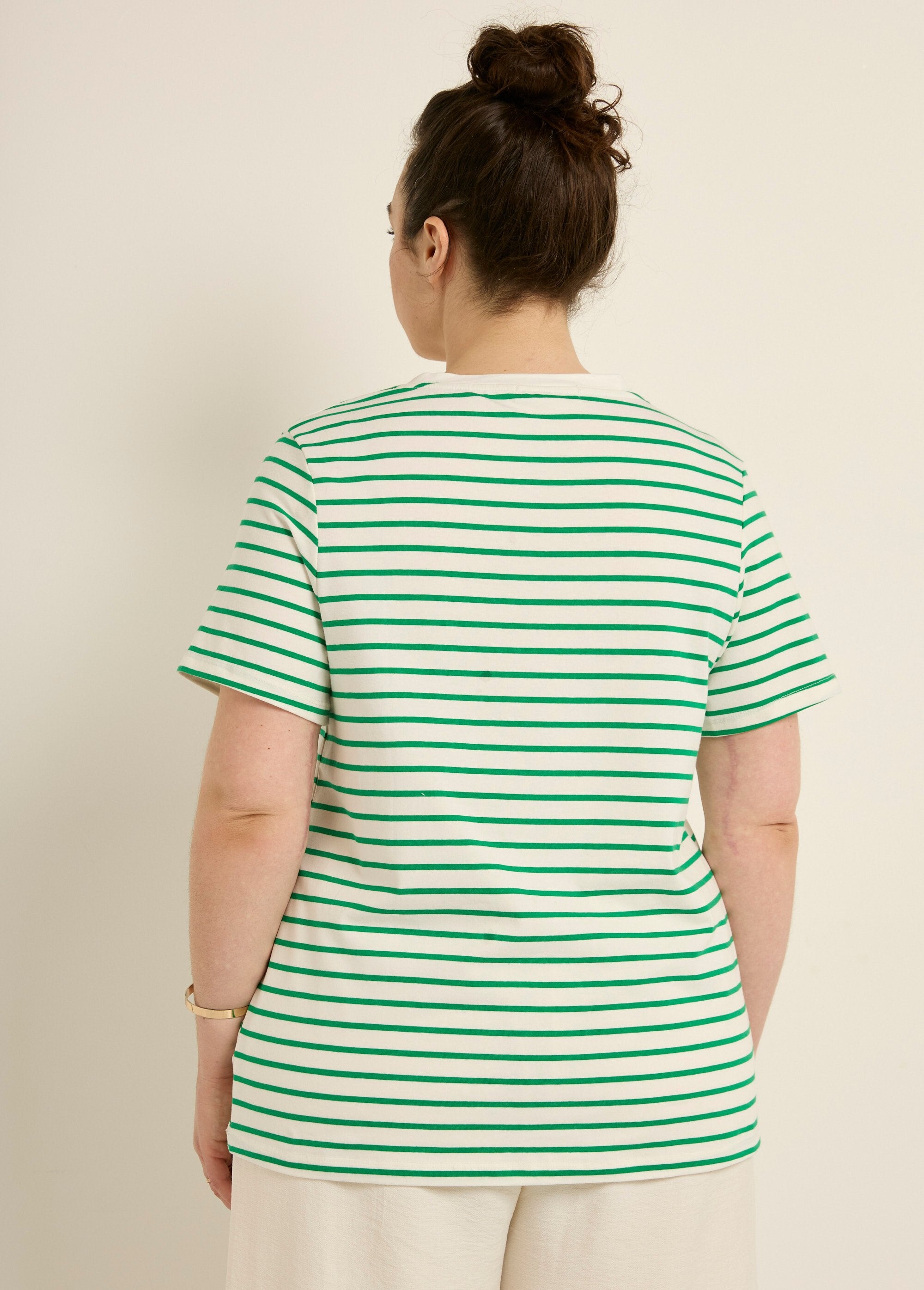 T-shirt_con_scollo_a_V_a_righe_e_ricami_curvilinei_Raye_vert_DO1_curvy