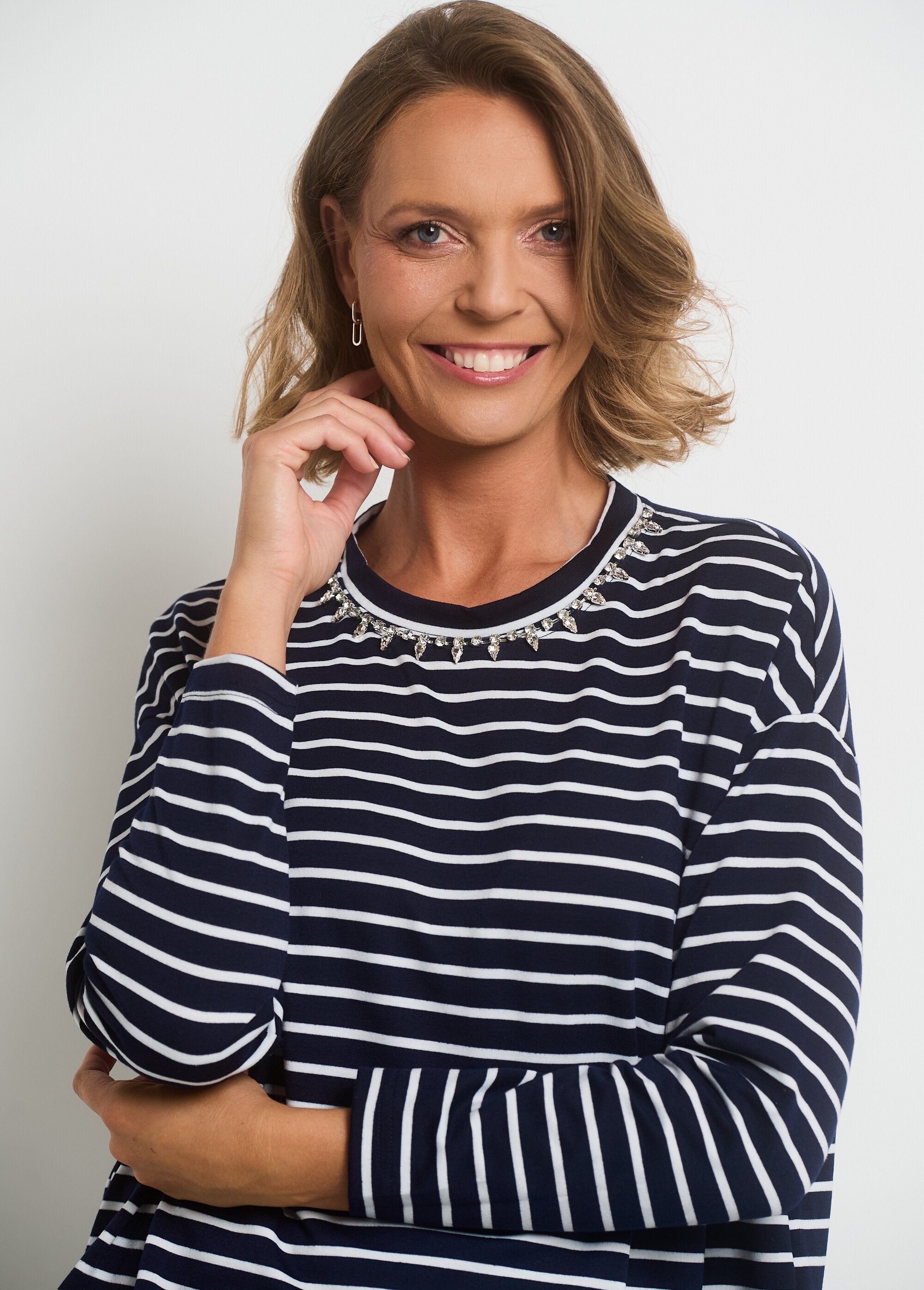 T-shirt_a_righe_con_scollo_in_strass_Marine_raye_DE1_slim