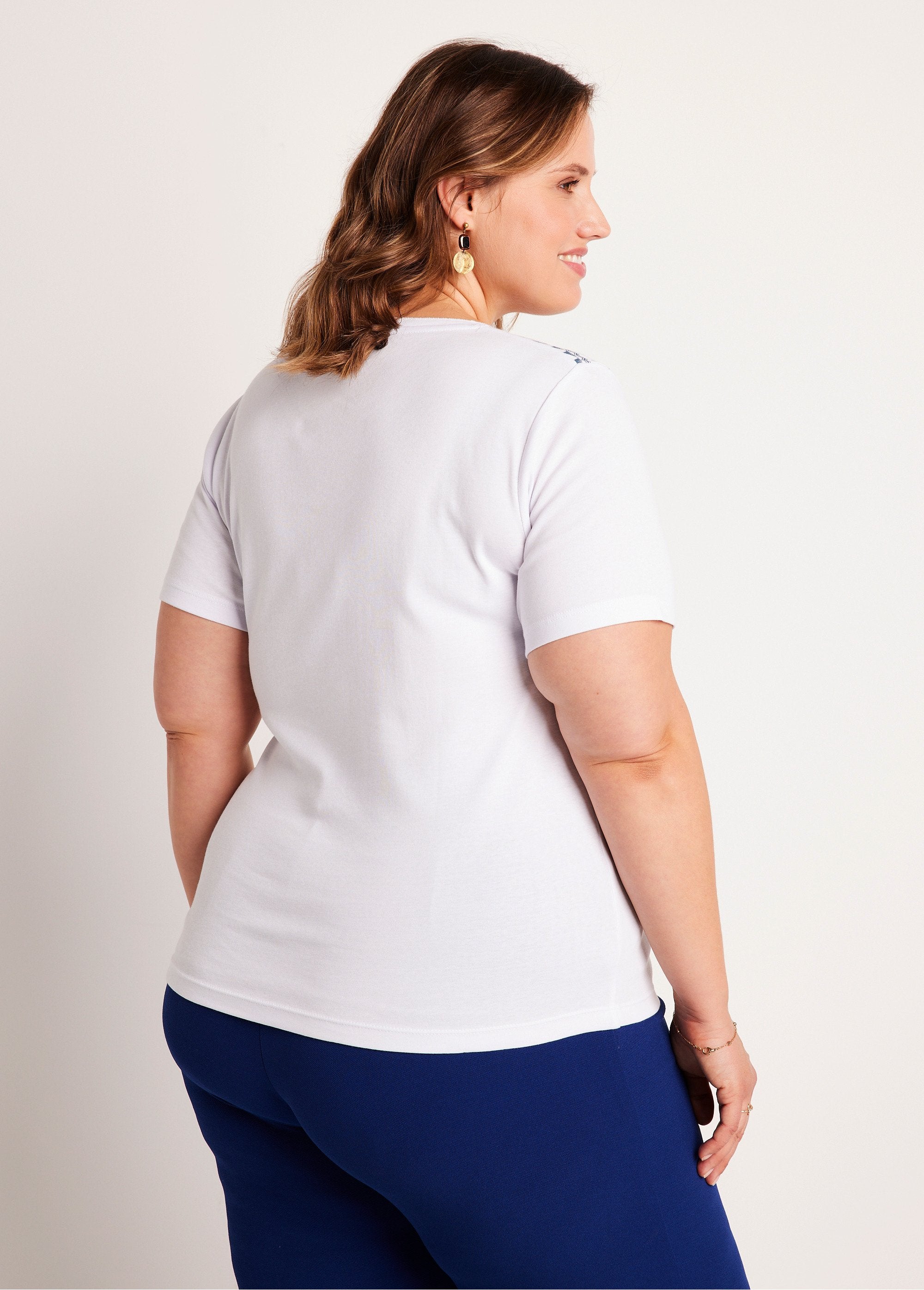 T-shirt_a_maniche_corte_con_colletto_borchiato_BIANCO_DO1_curvy