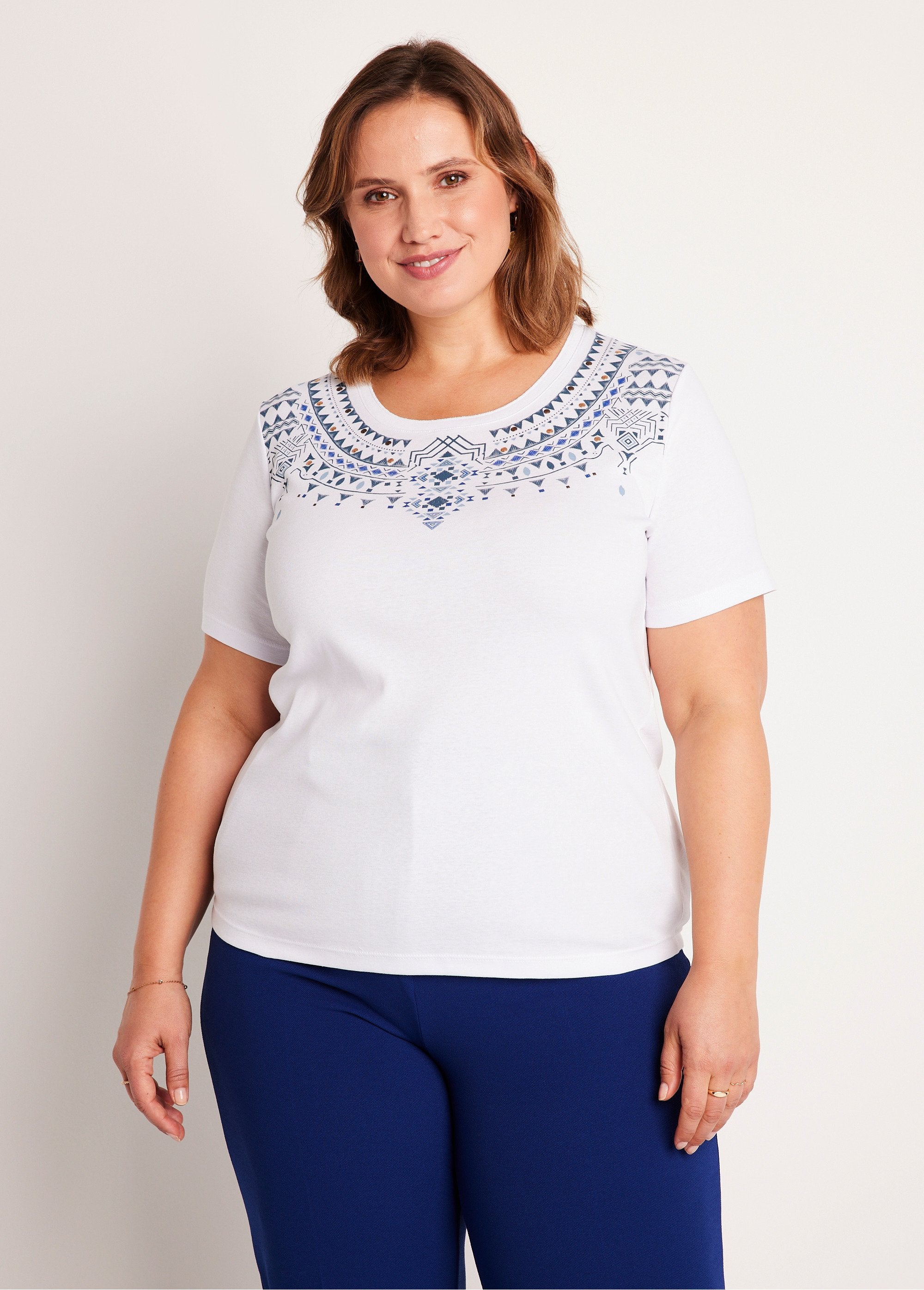 T-shirt_a_maniche_corte_con_colletto_borchiato_BIANCO_FA1_curvy