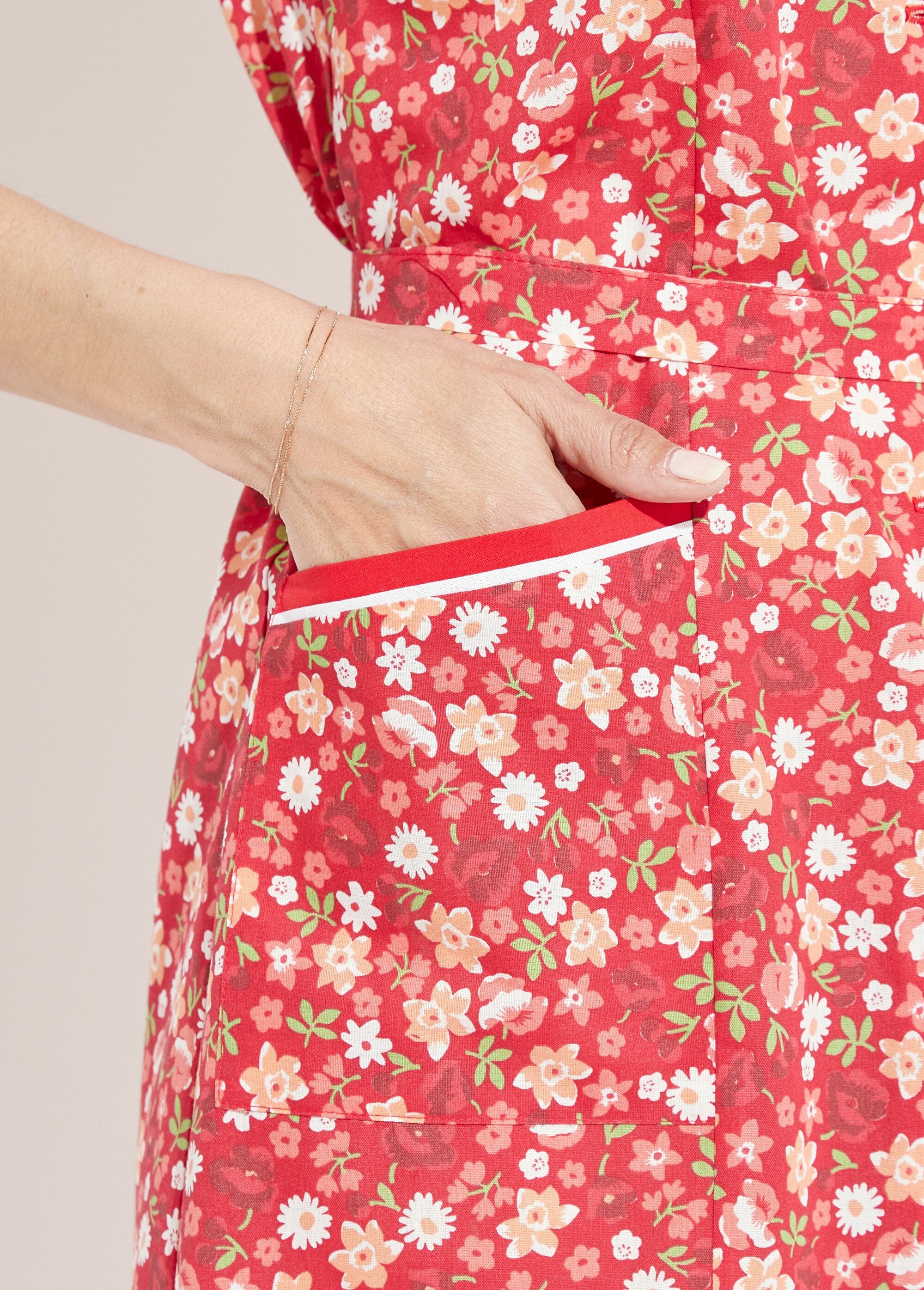 Grembiule_senza_maniche_con_stampa_a_fiori_e_chiusura_a_bottoni_Rouge_DE3_slim