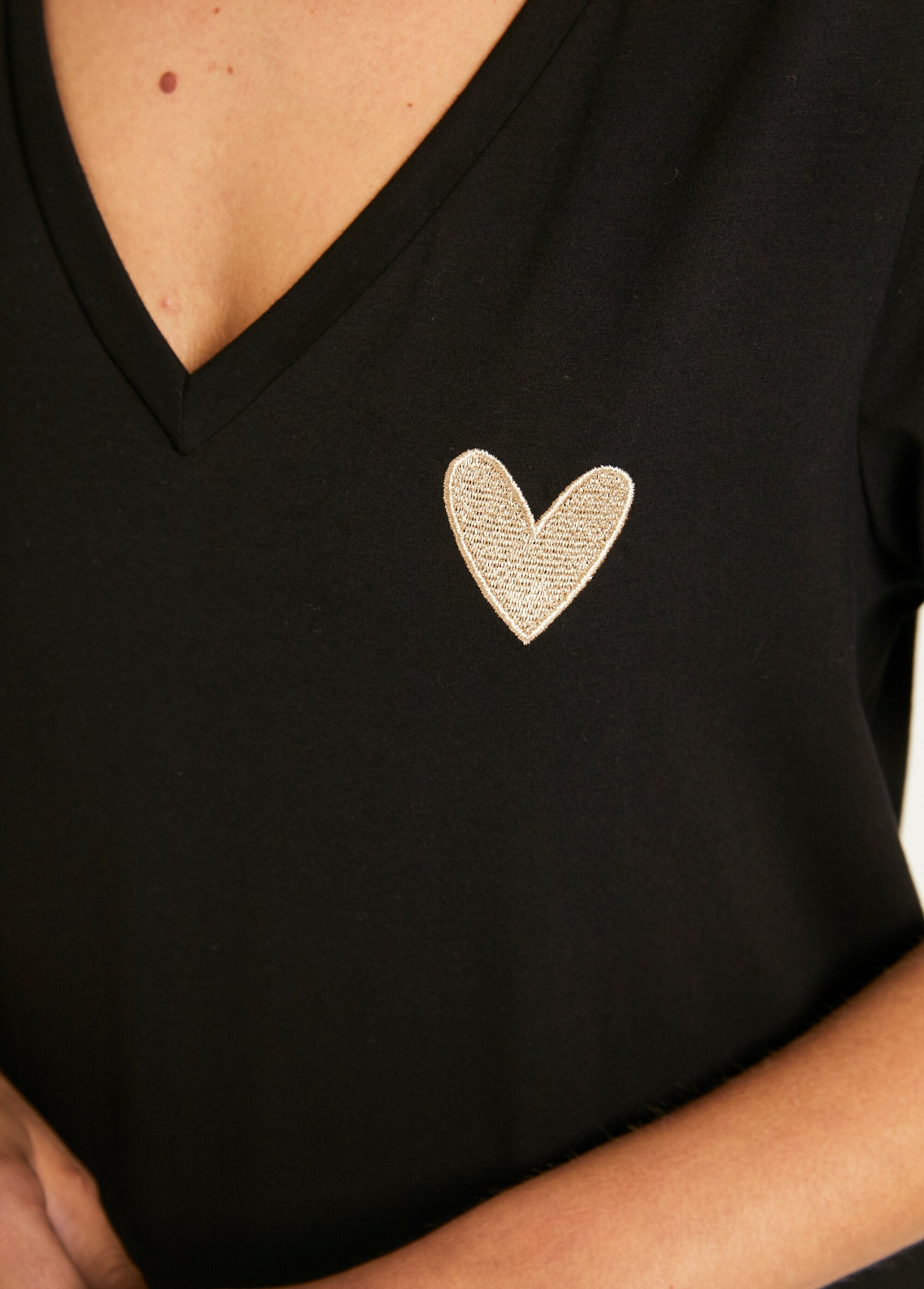 T-shirt_con_scollo_a_V_e_ricamo_a_cuore_Noir_DE2_slim