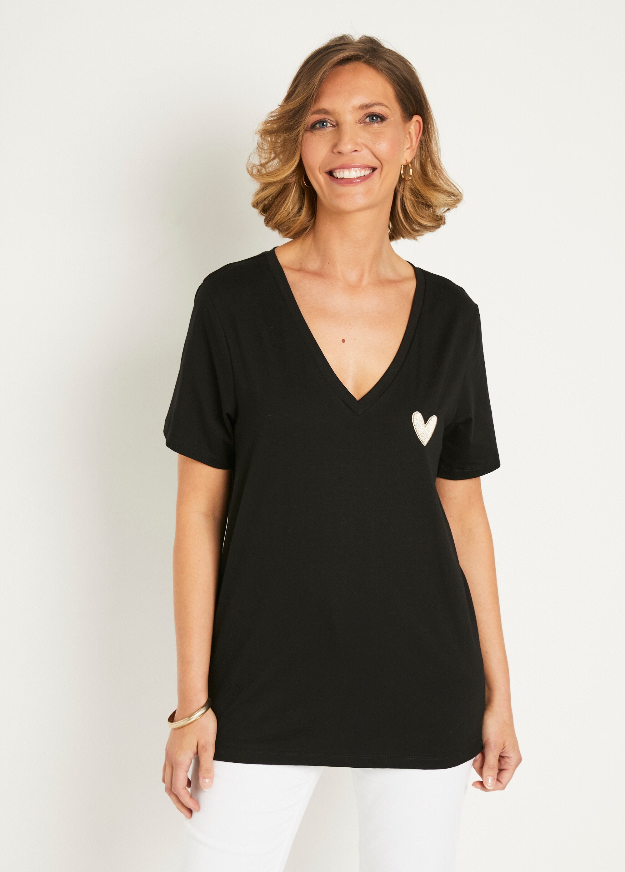 T-shirt_con_scollo_a_V_e_ricamo_a_cuore_Noir_FA1_slim