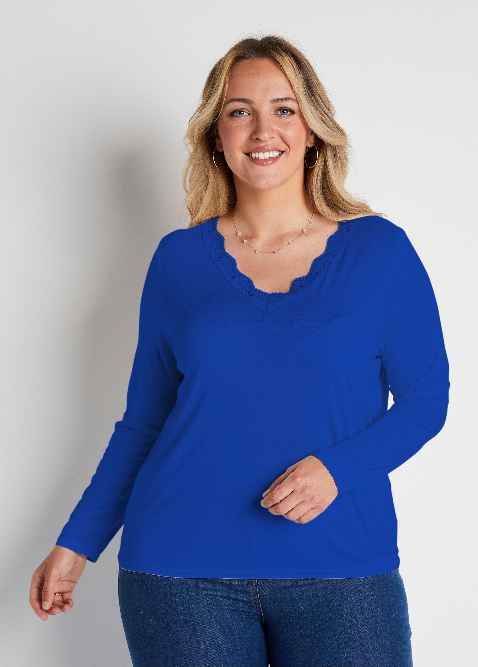 T-shirt_corta_con_scollo_a_V_in_pizzo,_maniche_lunghe_Blu_duro_FA1_curvy