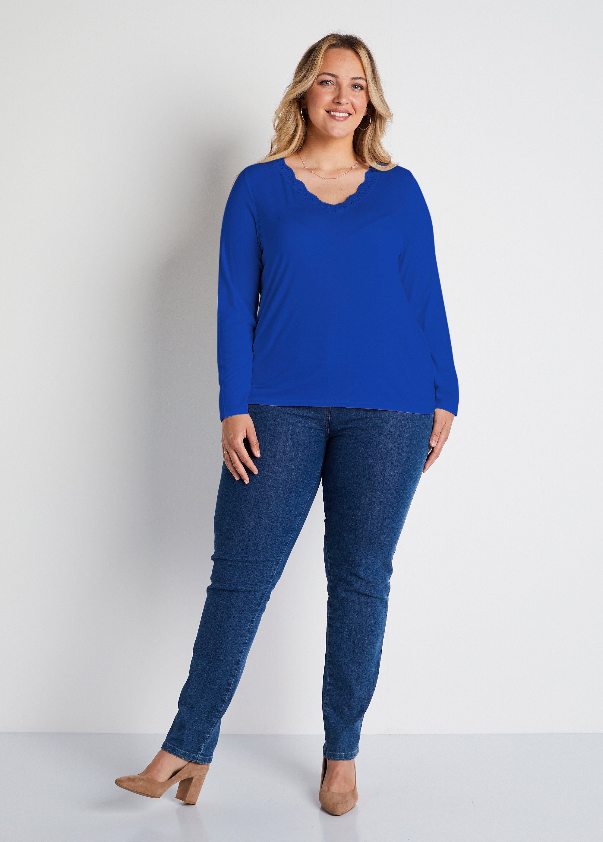 T-shirt_corta_con_scollo_a_V_in_pizzo,_maniche_lunghe_Blu_duro_SF1_curvy