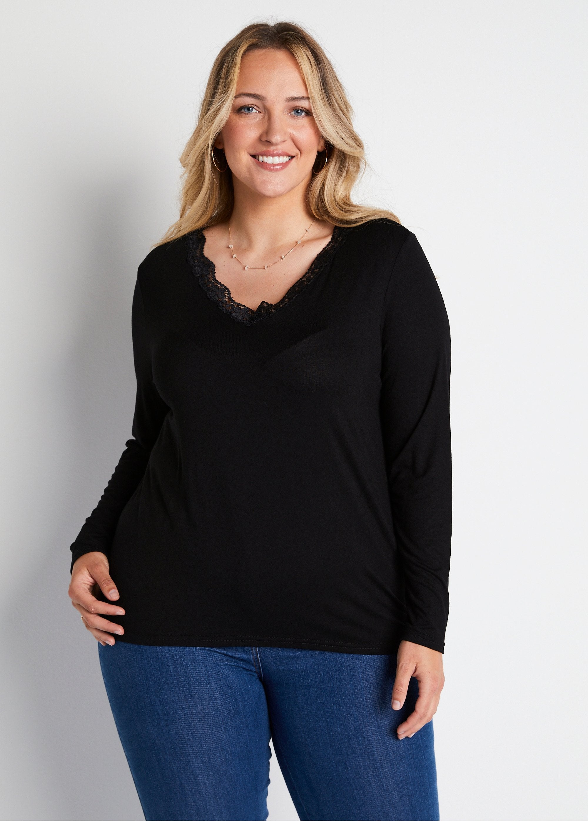 T-shirt_corta_con_scollo_a_V_in_pizzo,_maniche_lunghe_Nero_FA1_curvy