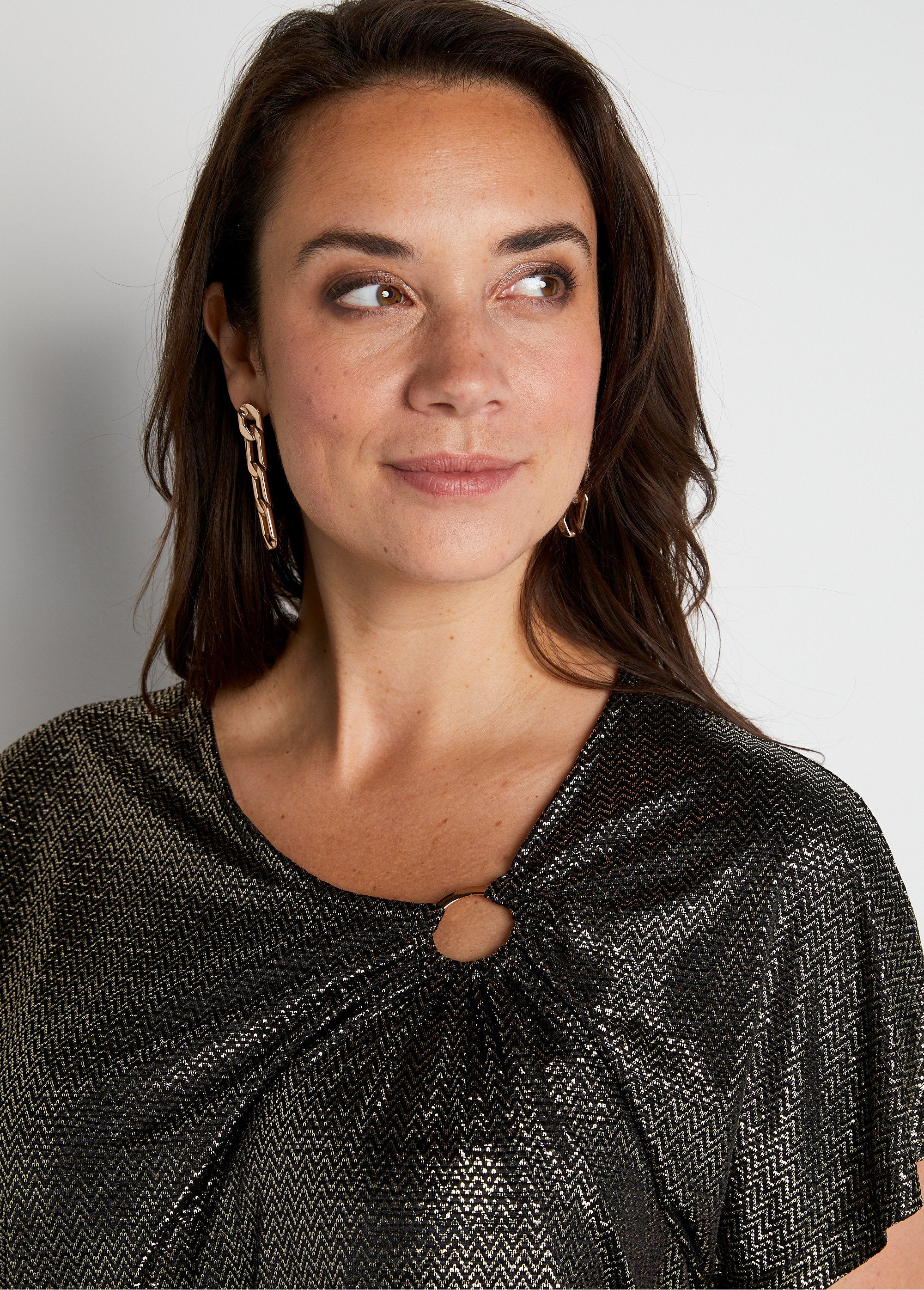 T-shirt_in_maglia_lucida_con_scollatura_drappeggiata_Noir_et_dore_DE1_curvy