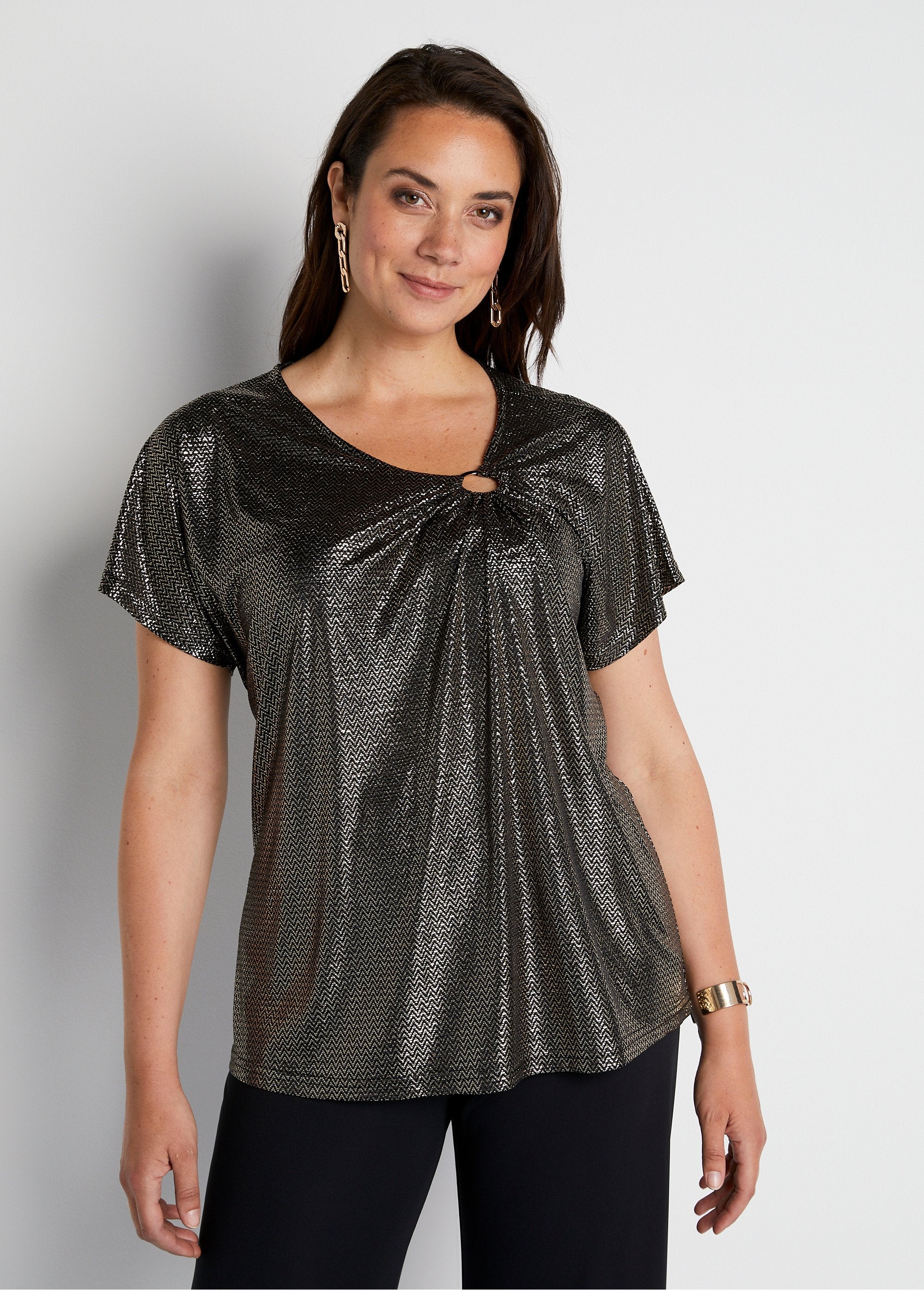 T-shirt_in_maglia_lucida_con_scollatura_drappeggiata_Noir_et_dore_FA1_curvy