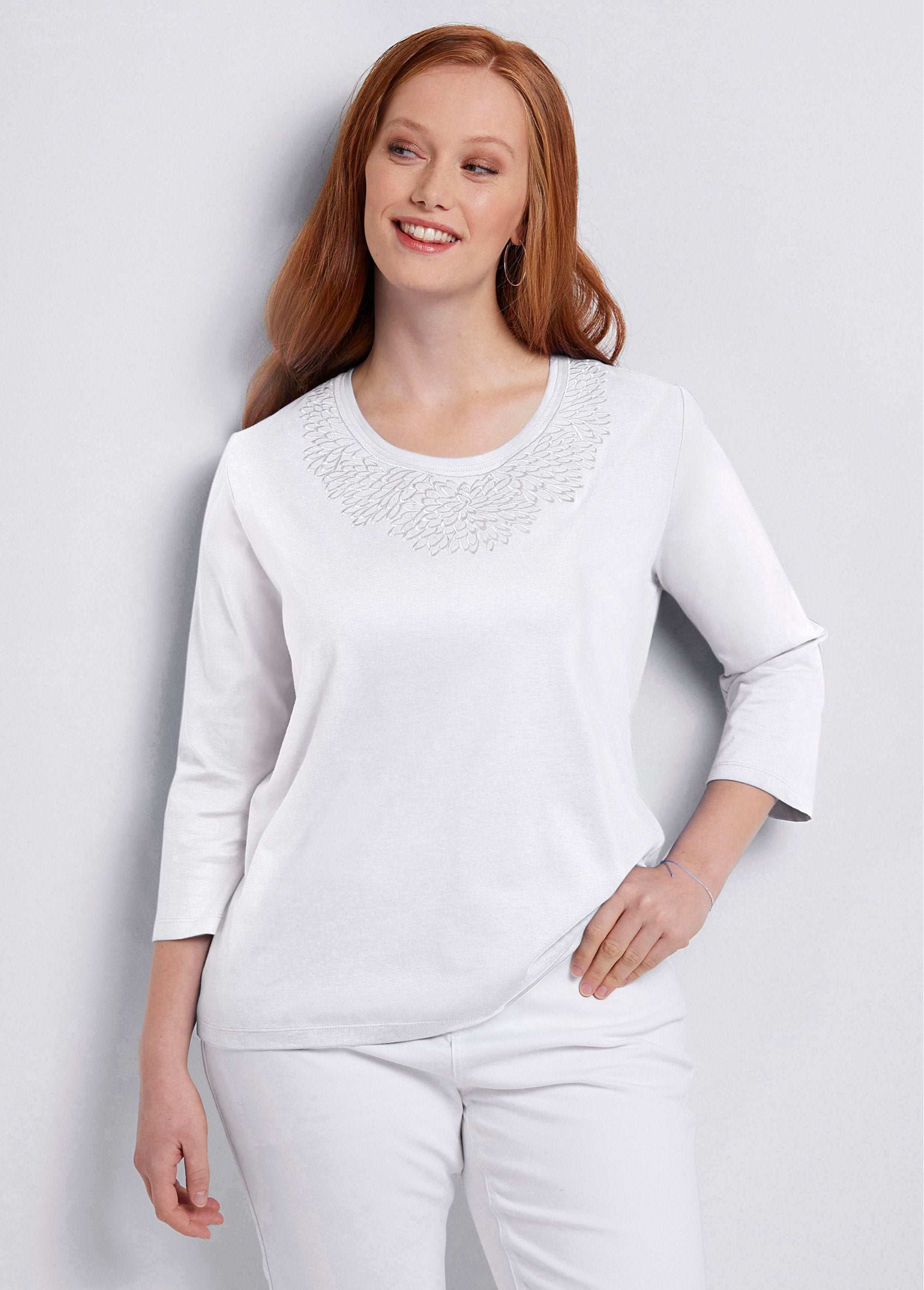 T-shirt_con_maniche_a_3/4_e_colletto_ricamato_con_borchie_BIANCO_FA1_curvy