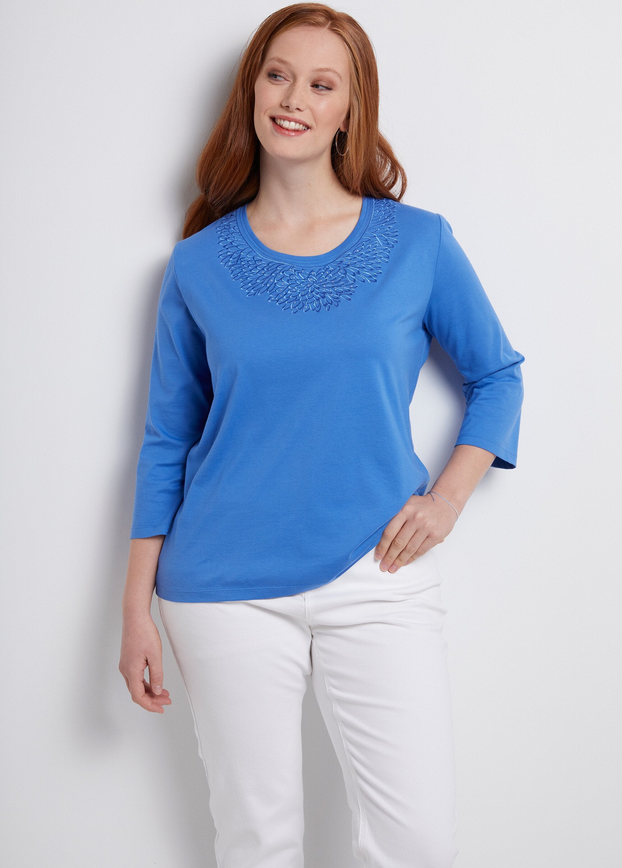 T-shirt_con_maniche_a_3/4_e_colletto_ricamato_con_borchie_BLU_FA1_curvy