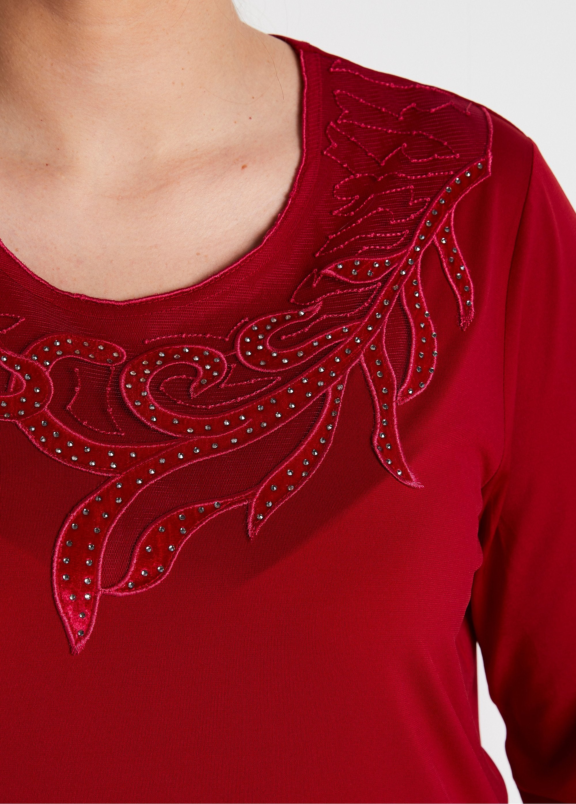 T-shirt_girocollo_a_rete_con_strass_ricamati_Rouge_DE2_curvy