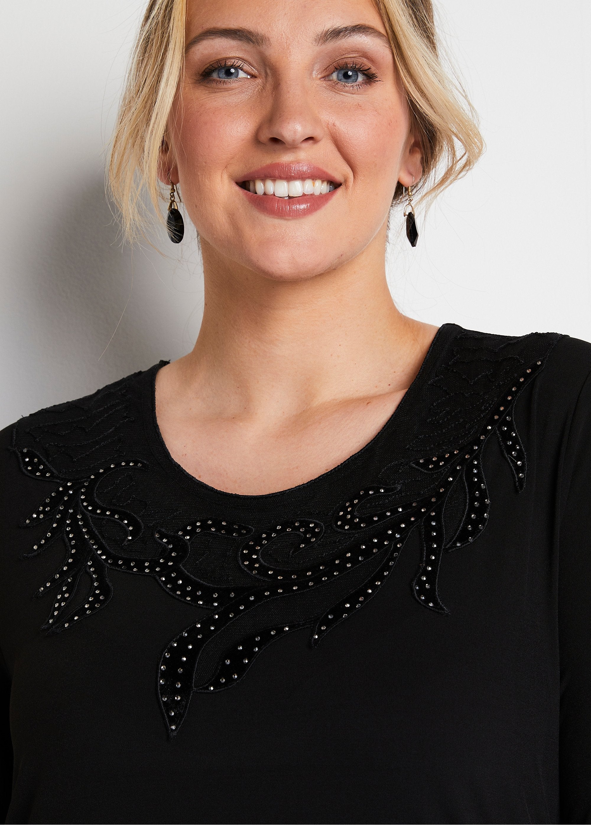 T-shirt_girocollo_a_rete_con_strass_ricamati_Noir_DE1_curvy