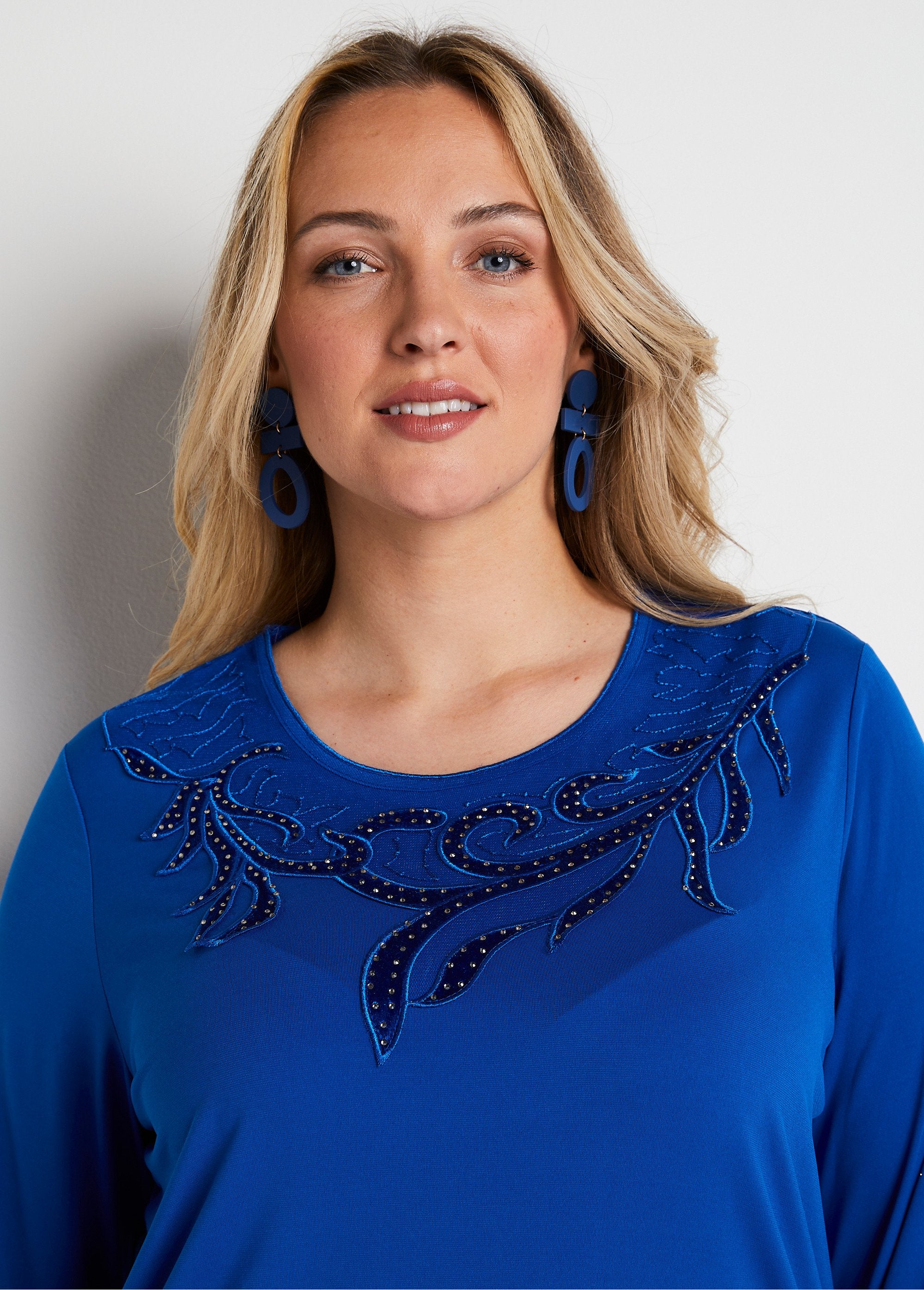 T-shirt_girocollo_a_rete_con_strass_ricamati_BLU_DE1_curvy