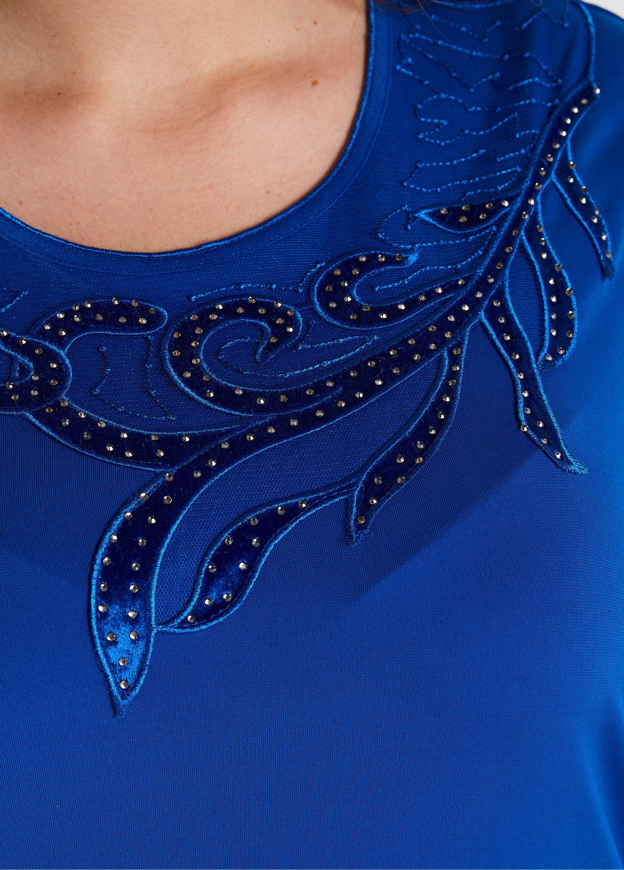 T-shirt_girocollo_a_rete_con_strass_ricamati_BLU_DE2_curvy