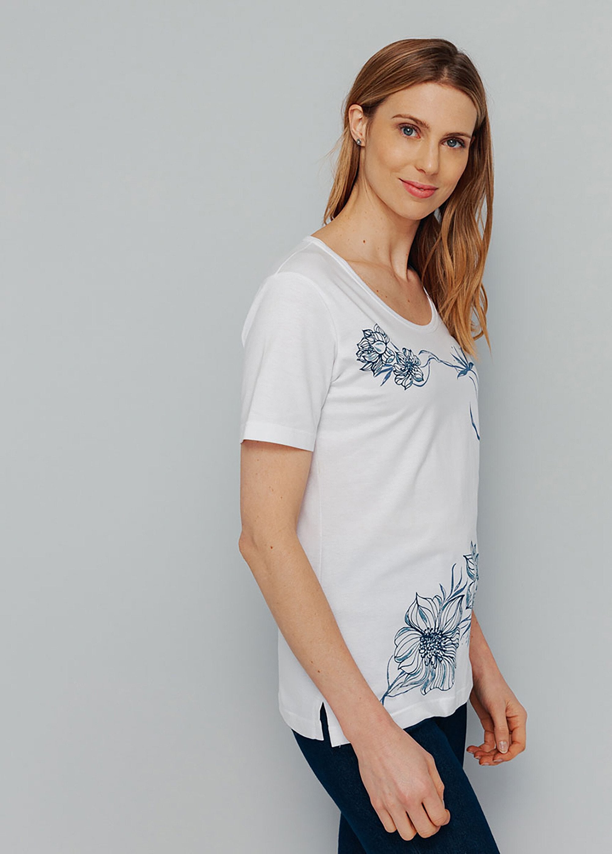 T-shirt_a_fiori_con_scollo_rotondo_sfondo_bianco_DR1_slim