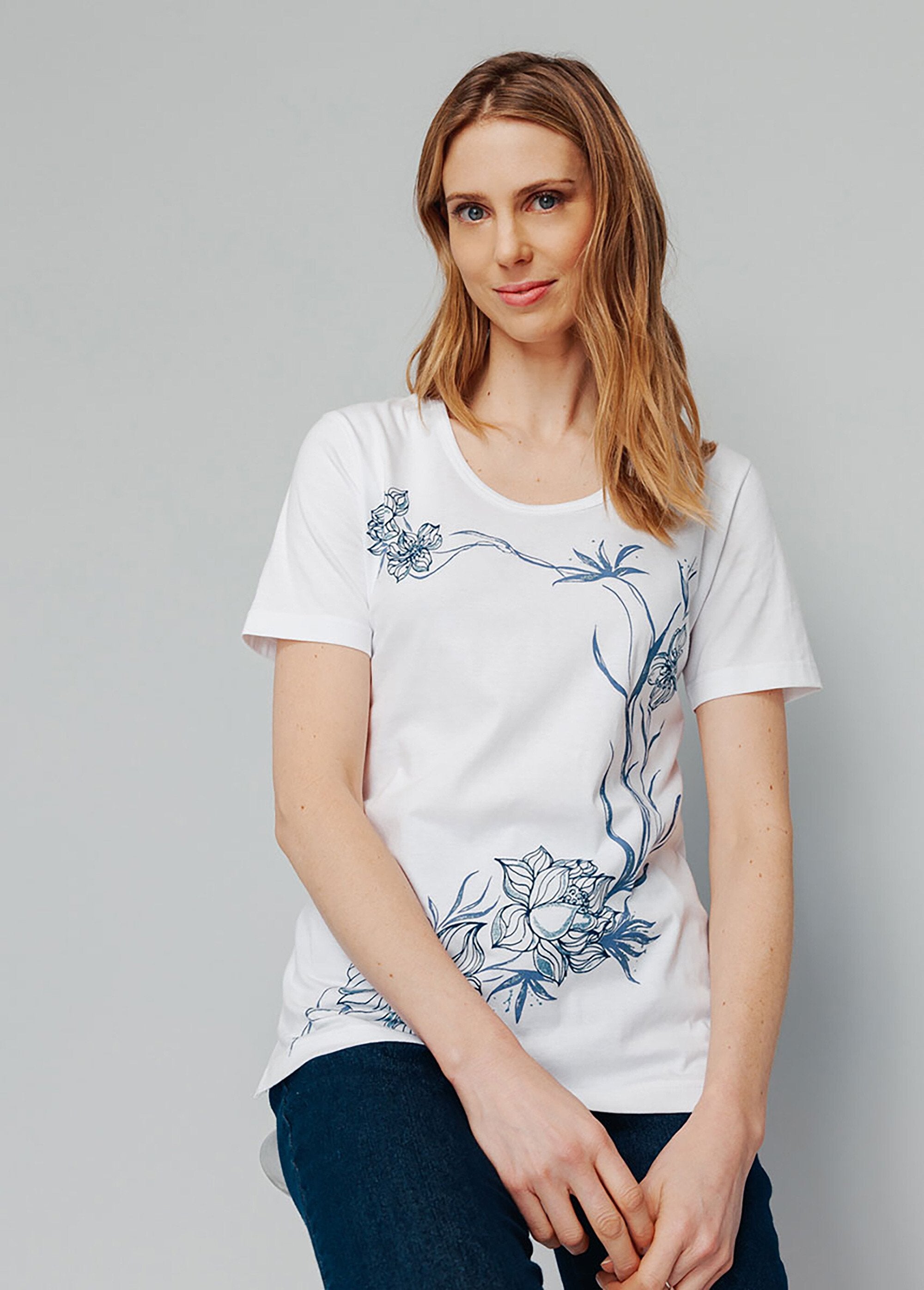 T-shirt_a_fiori_con_scollo_rotondo_sfondo_bianco_FA1_slim