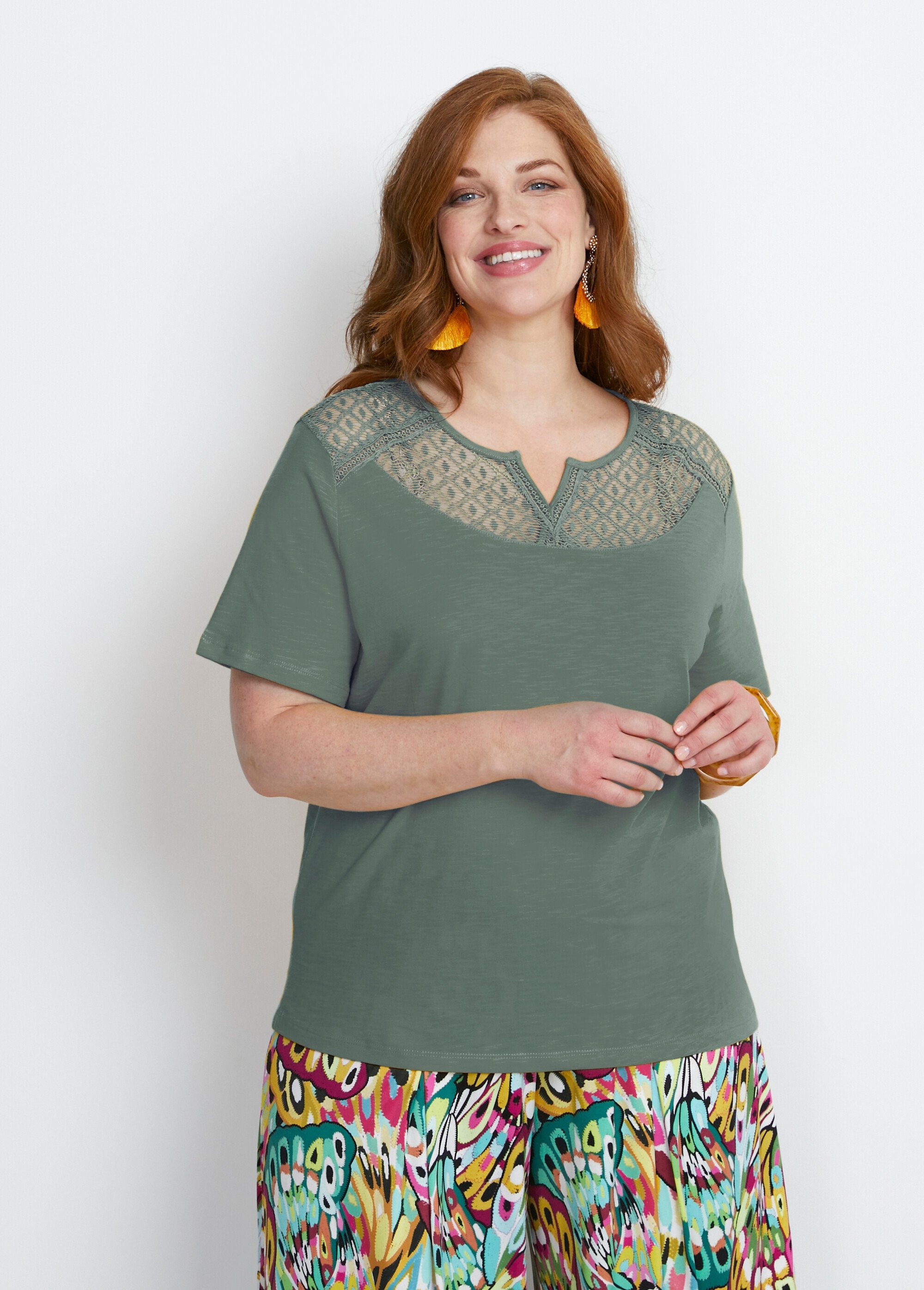 T-shirt_in_cotone_con_pizzo_fiammato_Cachi_FA1_curvy