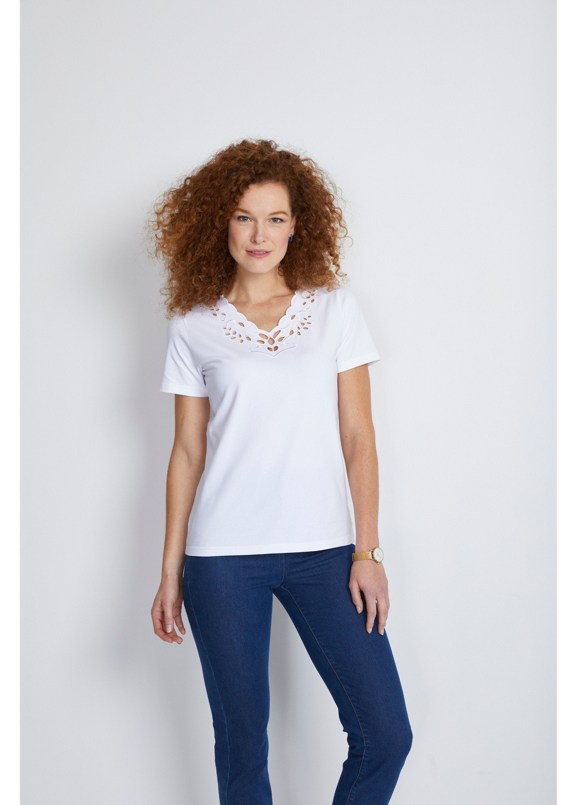 T-shirt_ricamata_con_scollo_a_V_Bianco_FA1_slim