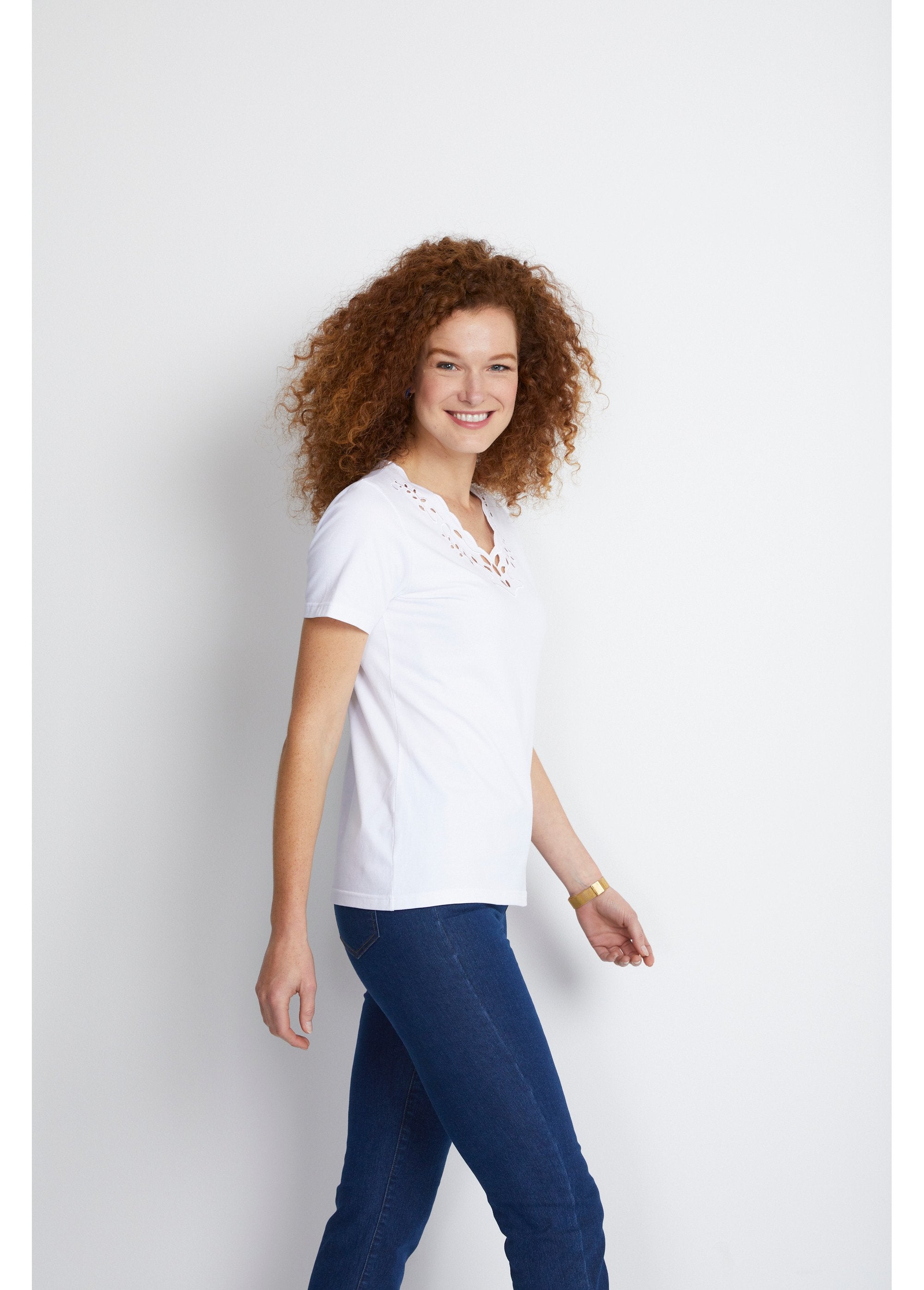 T-shirt_ricamata_con_scollo_a_V_Bianco_DR1_slim