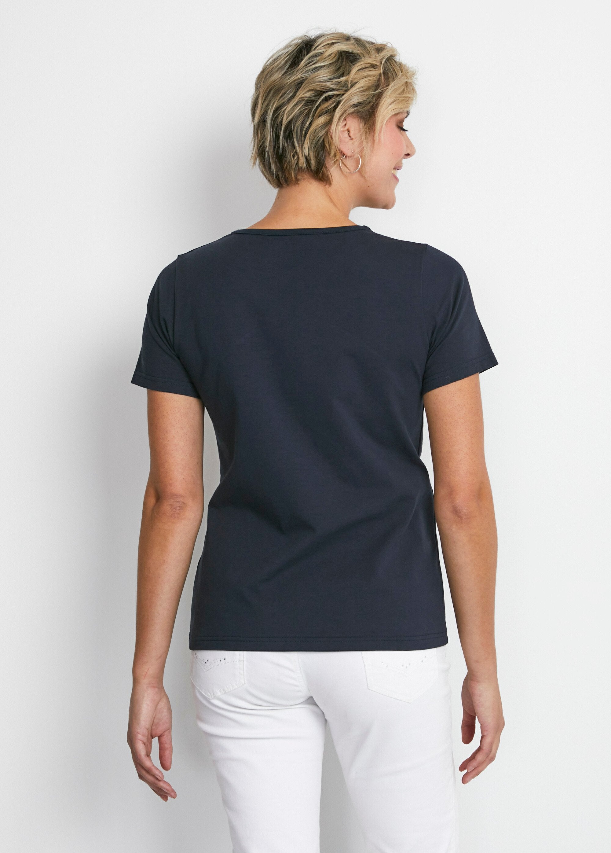 T-shirt_ricamata_con_scollo_a_V_Marino_DO1_slim