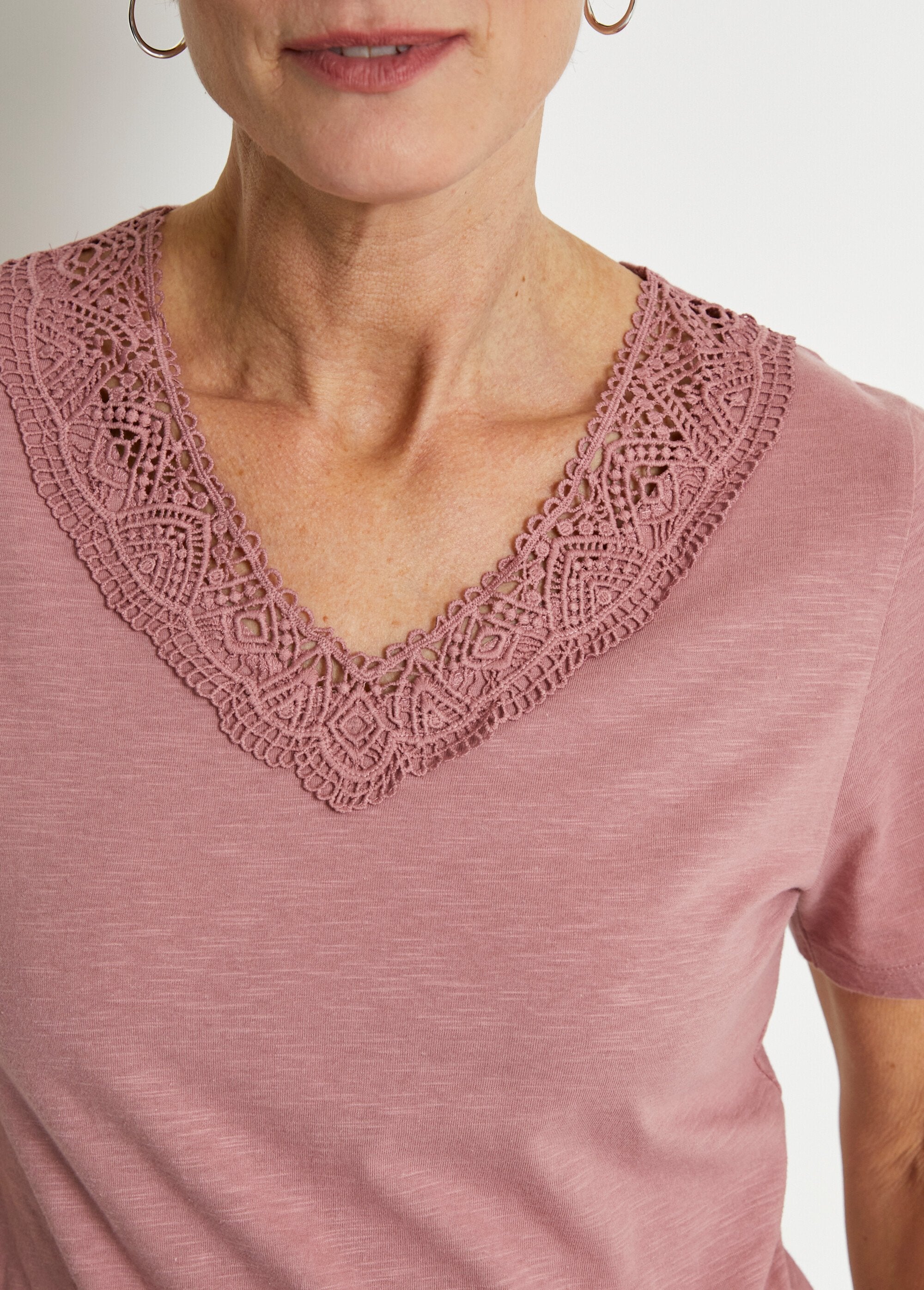 T-shirt_a_maniche_corte_in_cotone_e_macramé_Rosa_DE2_slim