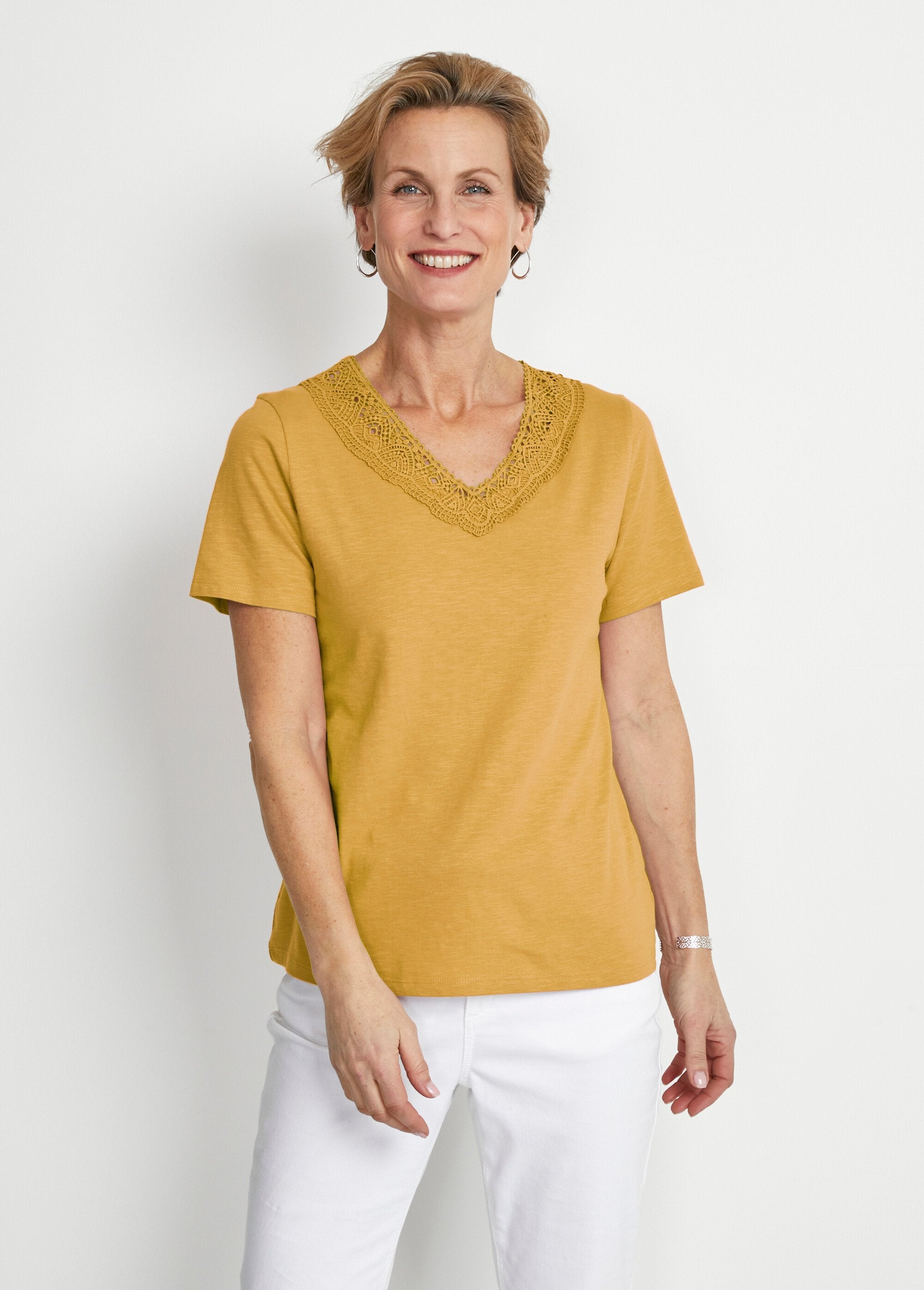 T-shirt_a_maniche_corte_in_cotone_e_macramé_Miele_FA1_slim