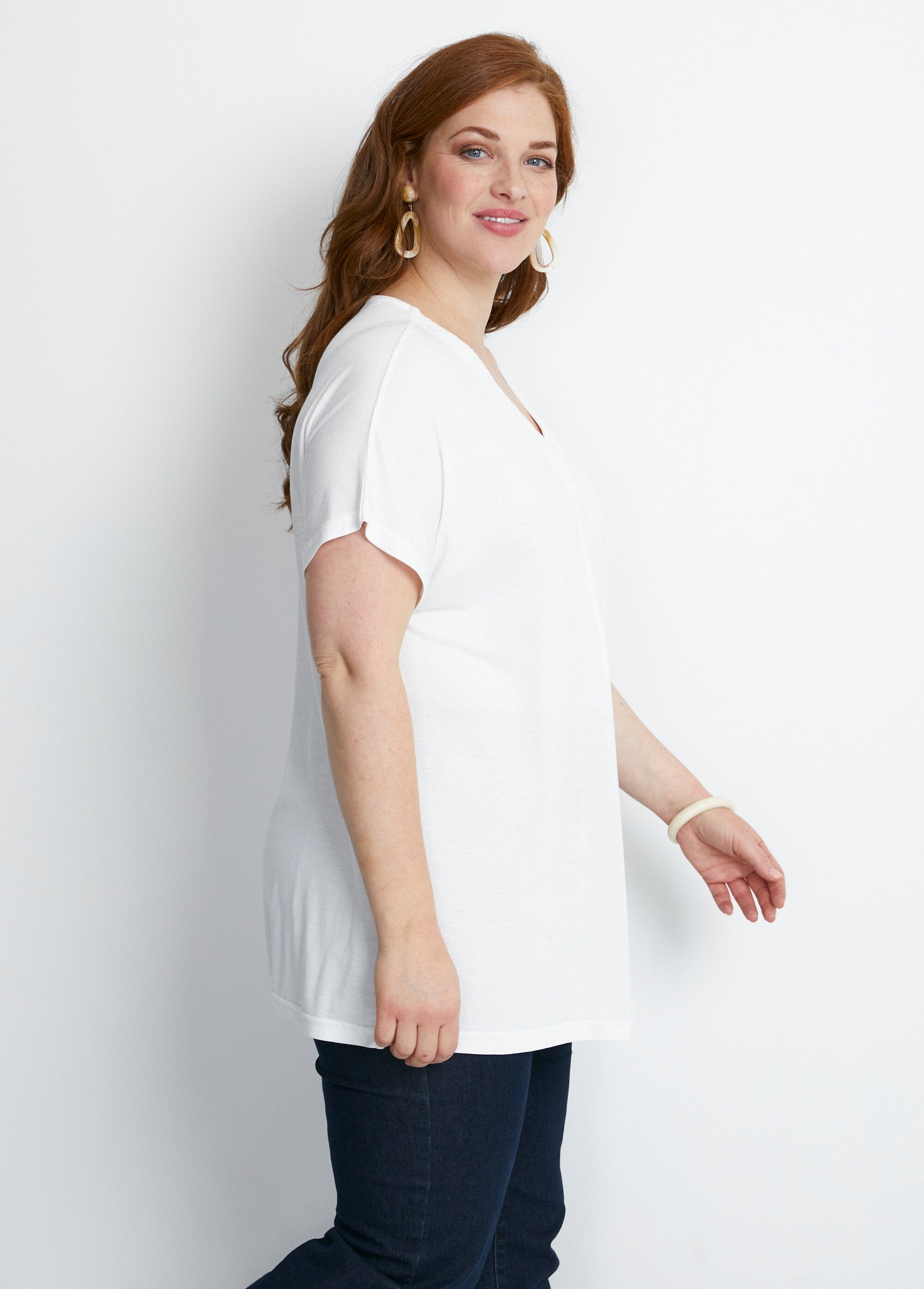 T-shirt_lunga_e_svasata_in_pizzo_Bianco_DR1_curvy