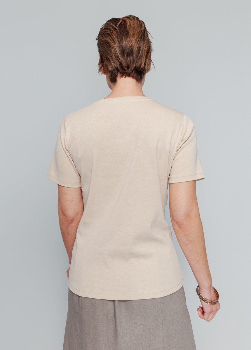 T-shirt_a_maniche_corte_con_colletto_borchiato_Sabbia_DO1_slim