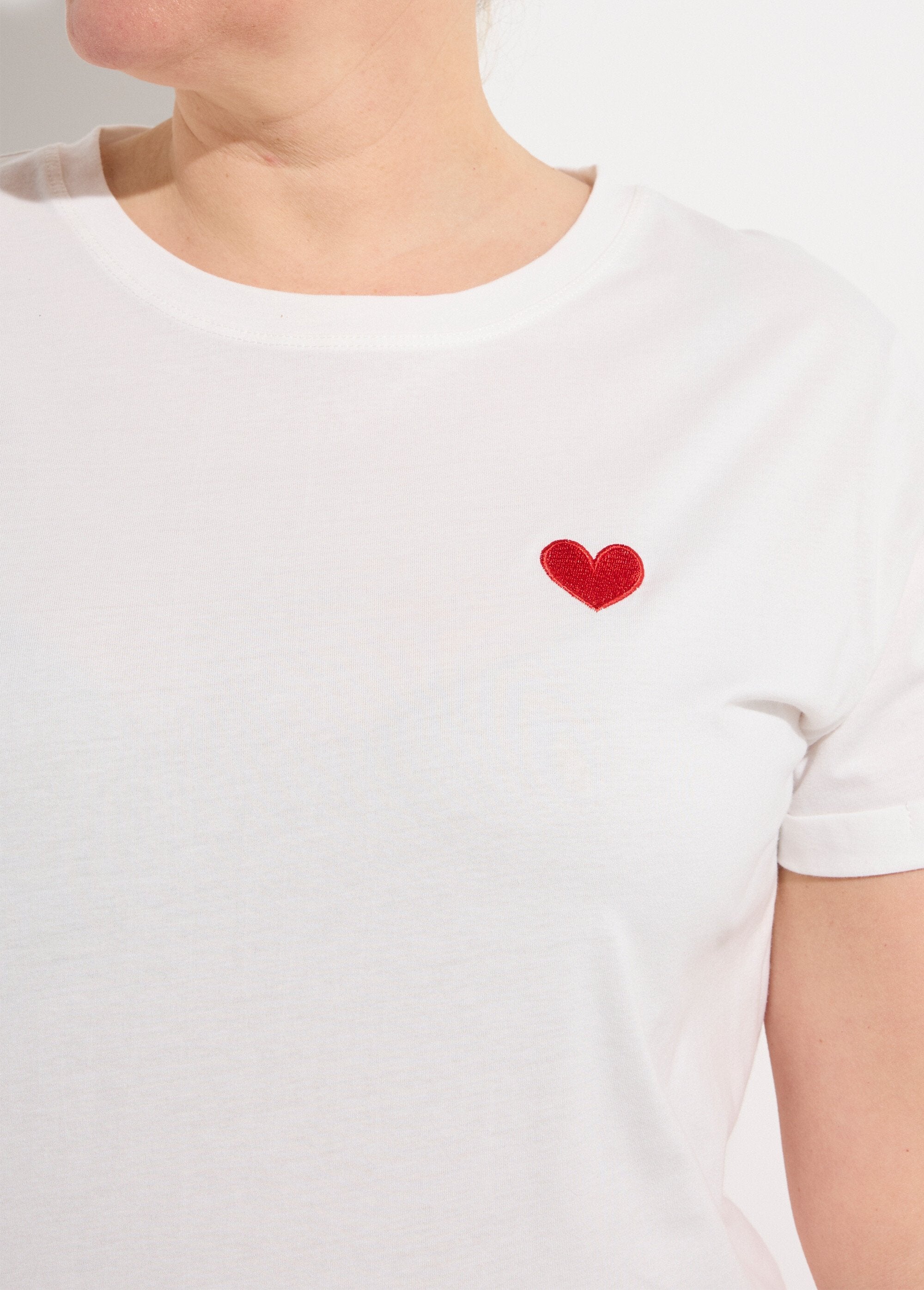 T-shirt_con_scollo_rotondo_e_ricamo_a_cuore_Blanc_et_rouge_DE1_curvy
