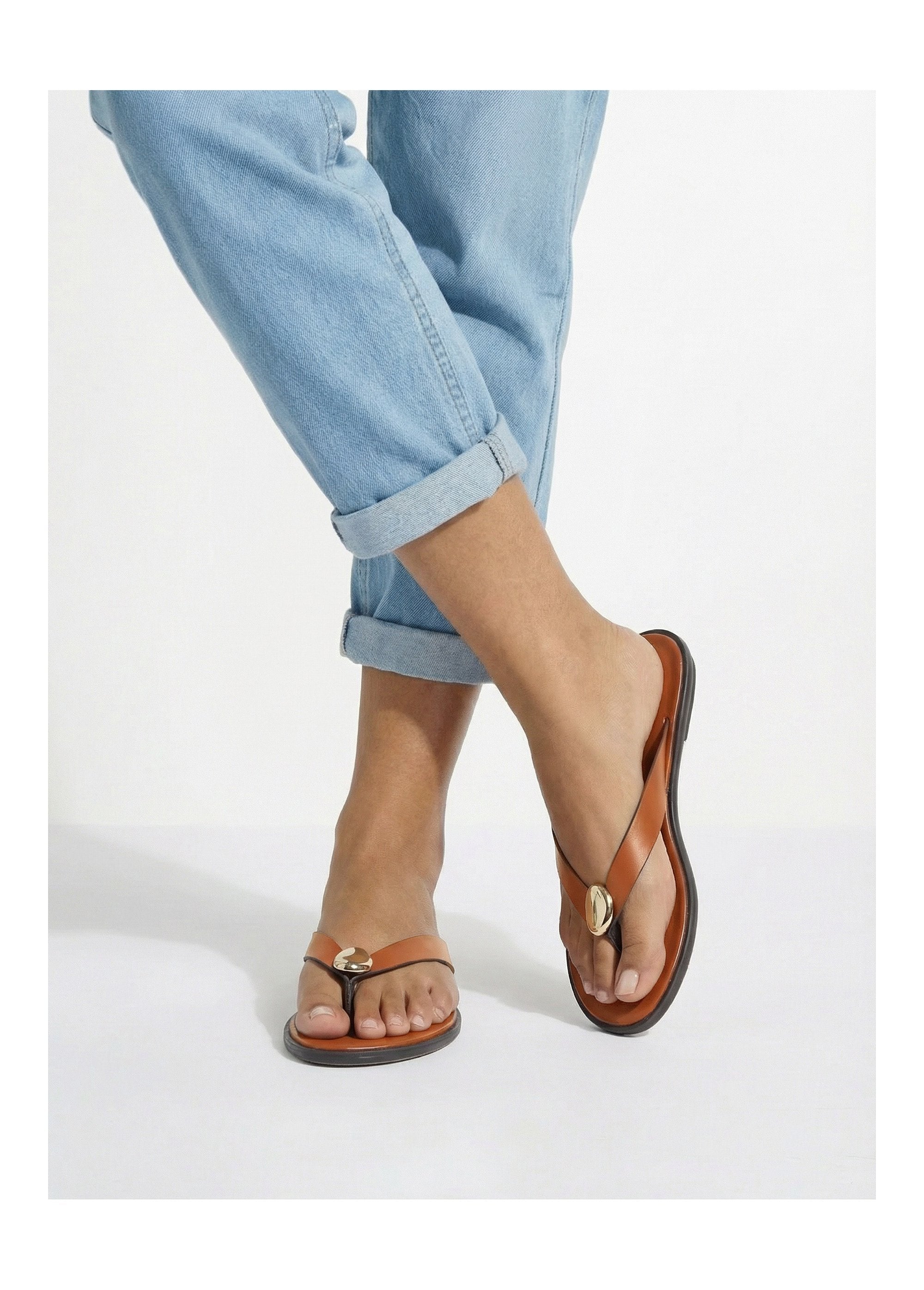 Infradito_in_similpelle_con_dettaglio_gioiello_in_metallo_Camel_SF1_slim