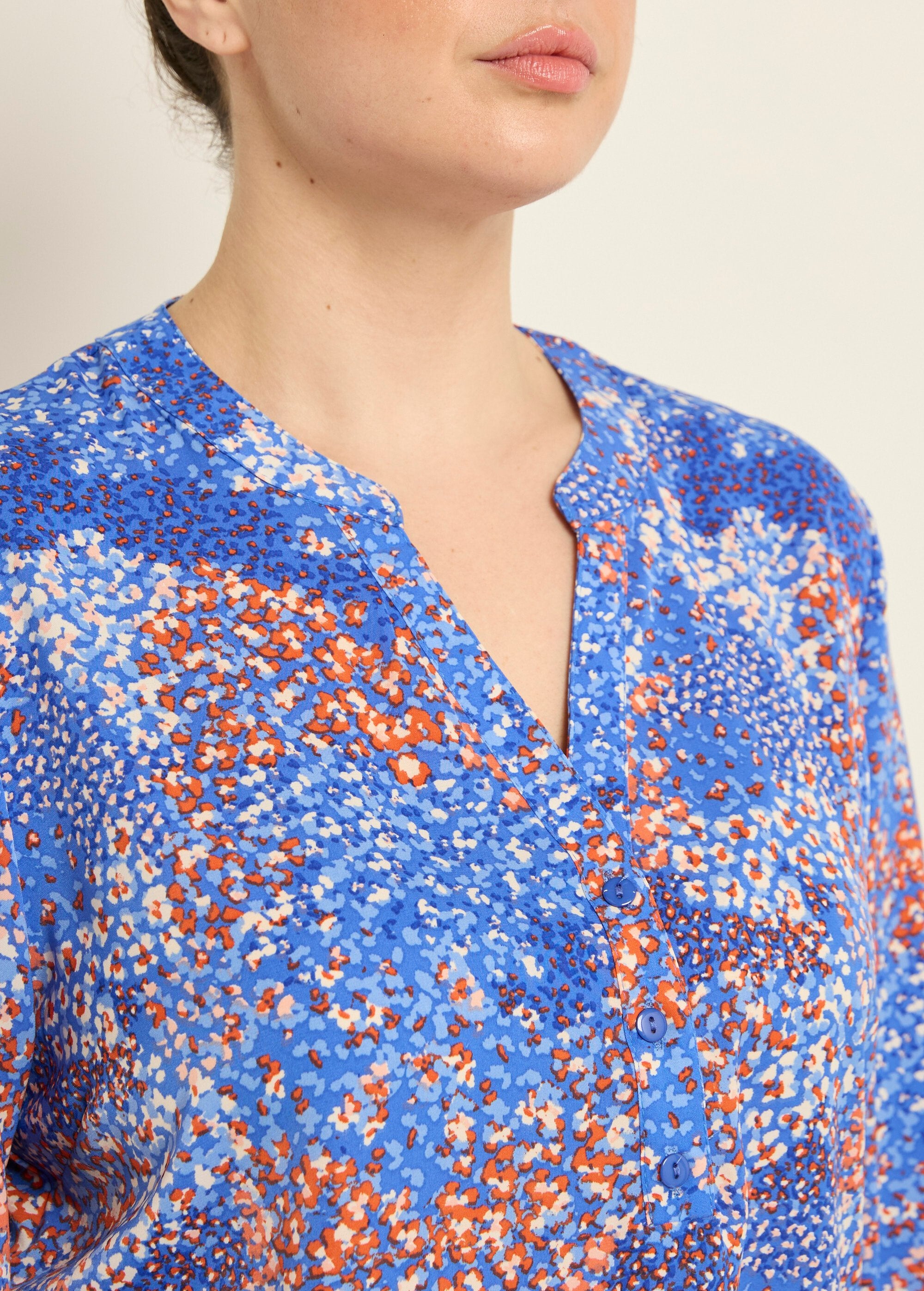 Tunica_con_scollo_a_V_floreale_a_maniche_lunghe_Bleu_imprime_DE1_curvy
