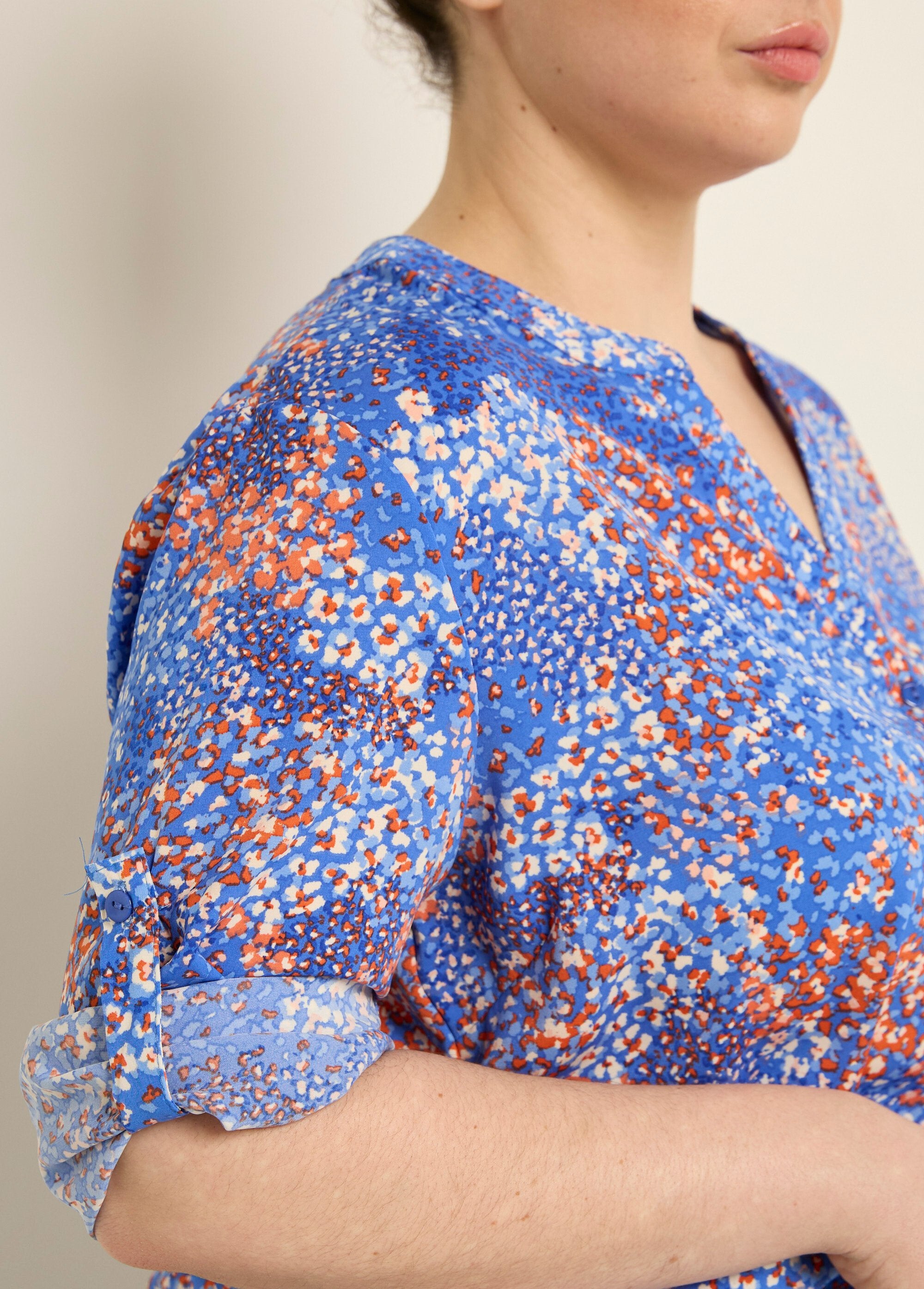 Tunica_con_scollo_a_V_floreale_a_maniche_lunghe_Bleu_imprime_DE2_curvy
