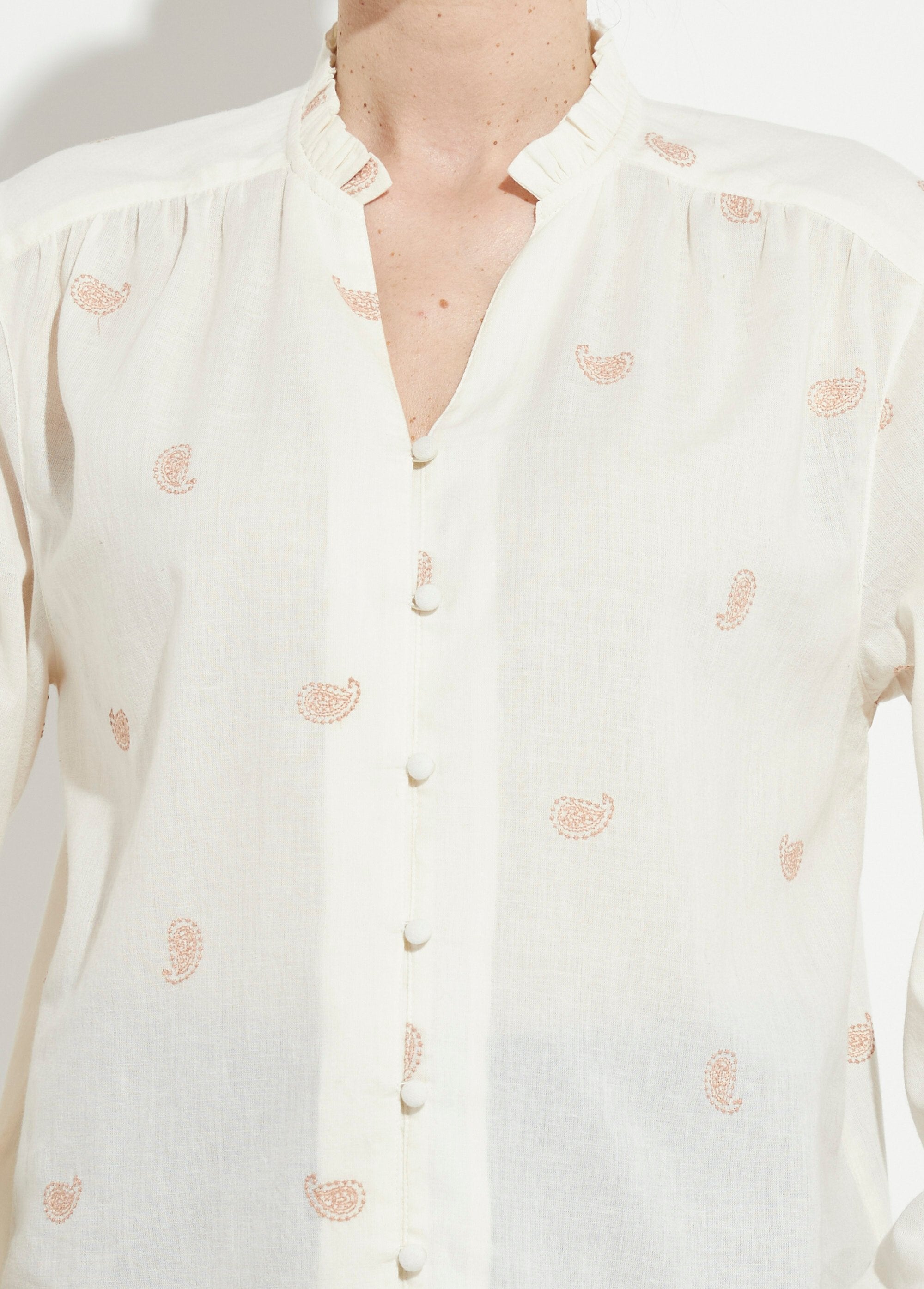 Tunica_con_collo_a_balze_in_garza_di_cotone_ricamata_Ecru_et_beige_DE1_slim