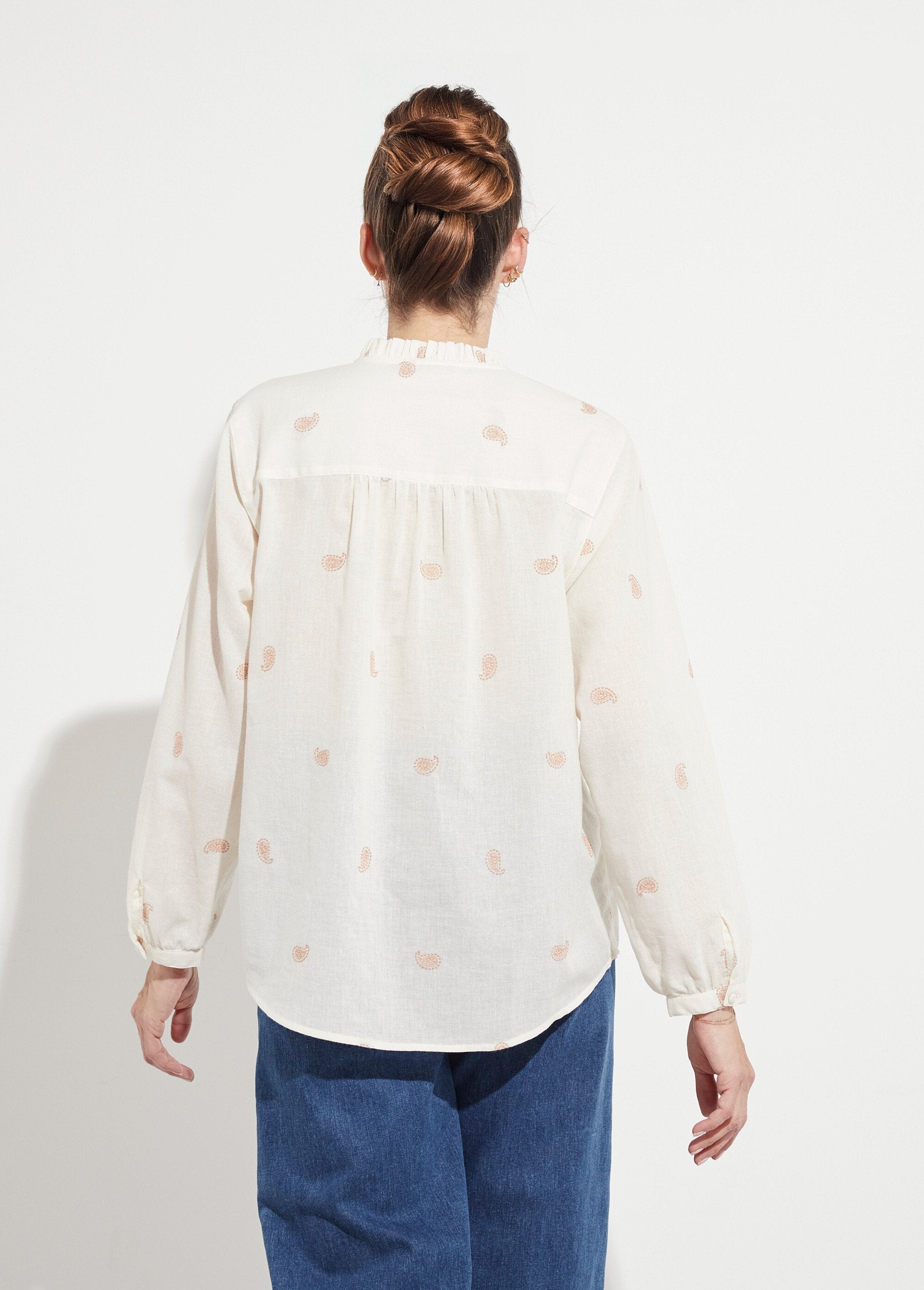 Tunica_con_collo_a_balze_in_garza_di_cotone_ricamata_Ecru_et_beige_DO1_slim
