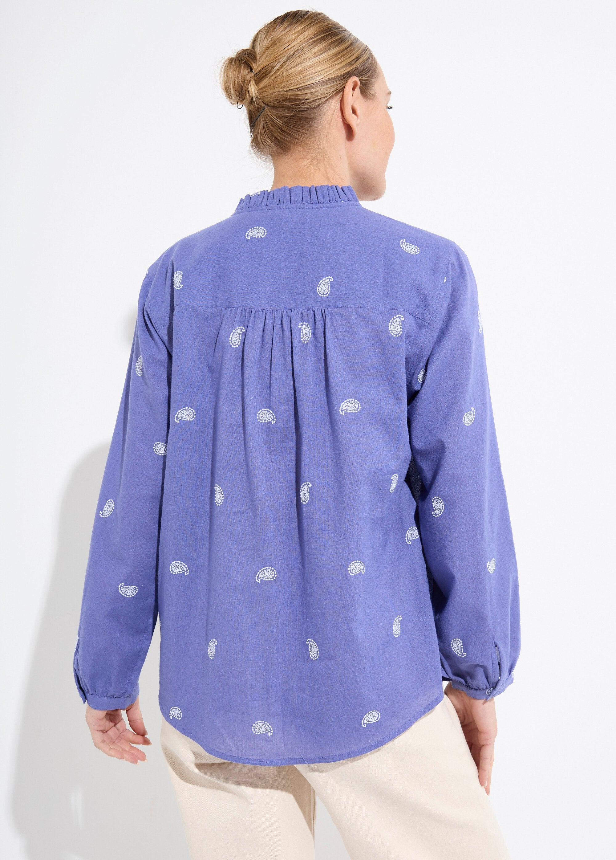 Tunica_con_collo_a_balze_in_garza_di_cotone_ricamata_Bleu_et_blanc_DO1_slim