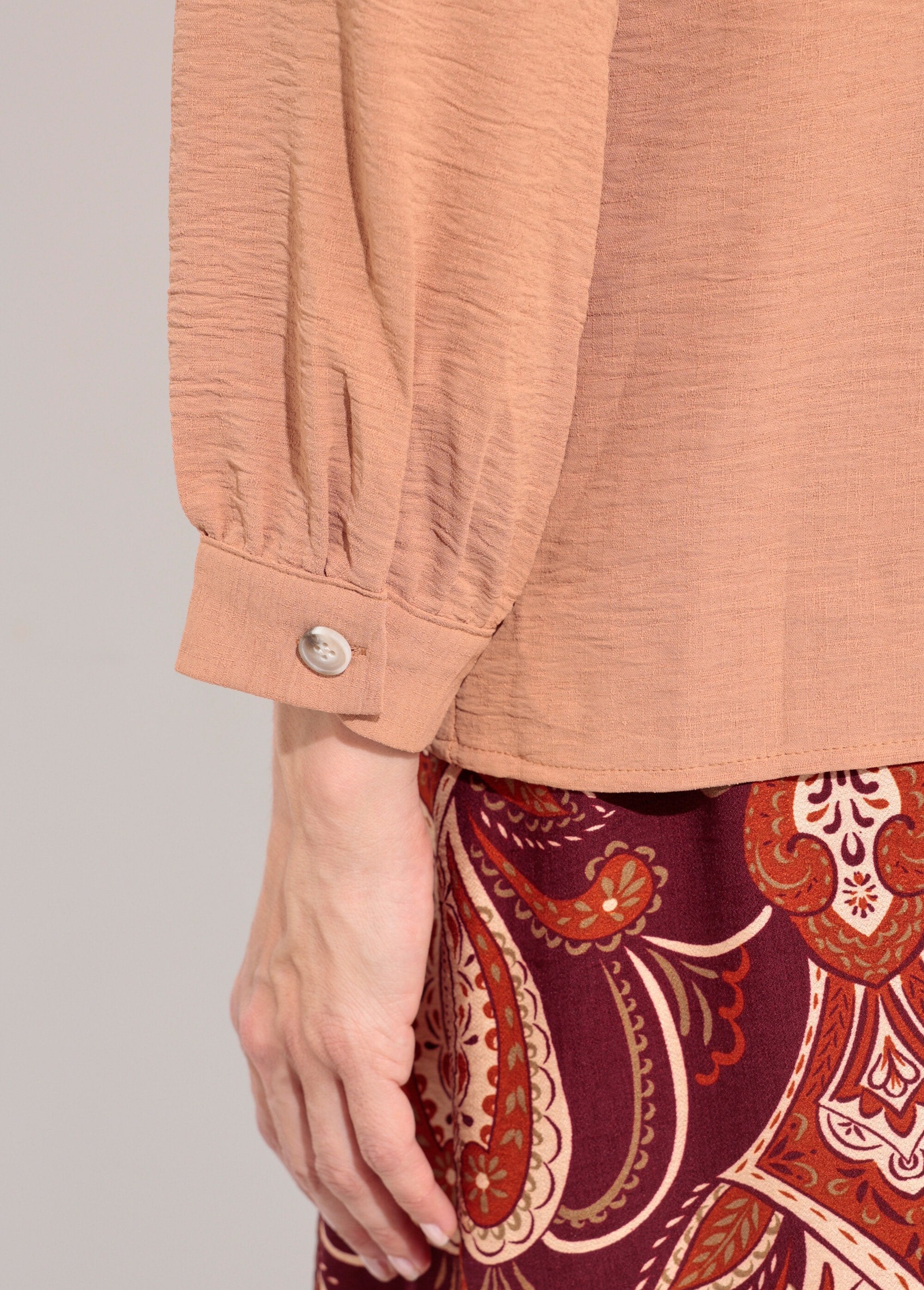 Tunica_con_scollo_a_V_e_bottoni_in_rilievo_Camel_DE3_slim