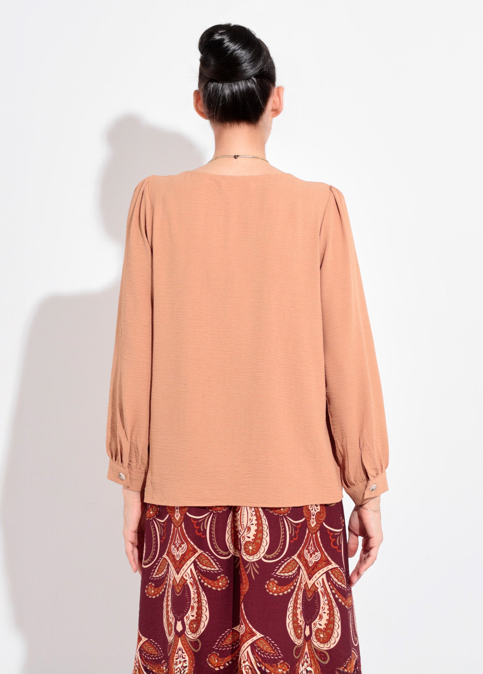 Tunica_con_scollo_a_V_e_bottoni_in_rilievo_Camel_DO1_slim