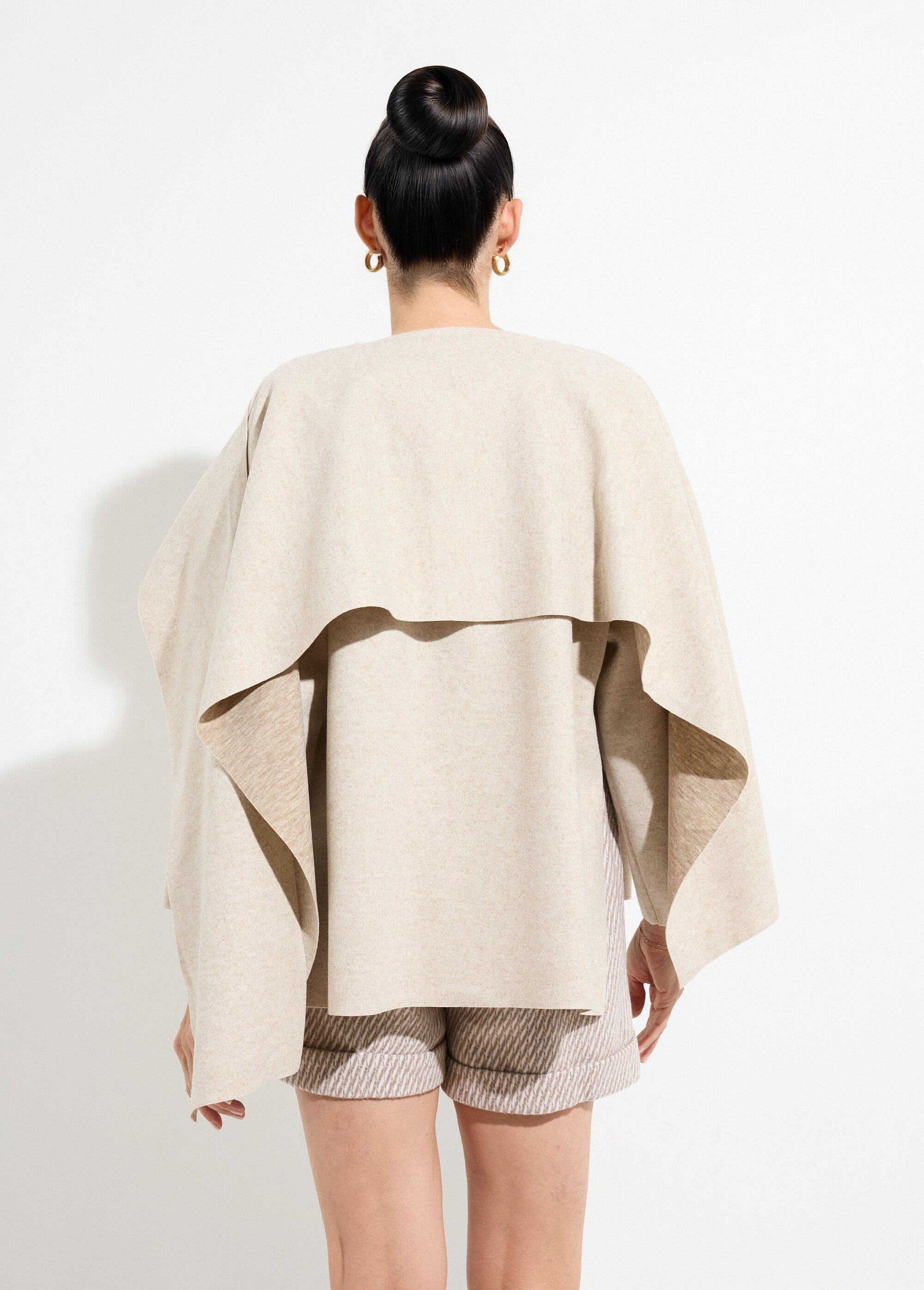 Giacca_e_sciarpa_con_bottoni_gioiello_in_metallo_Beige_DO1_slim
