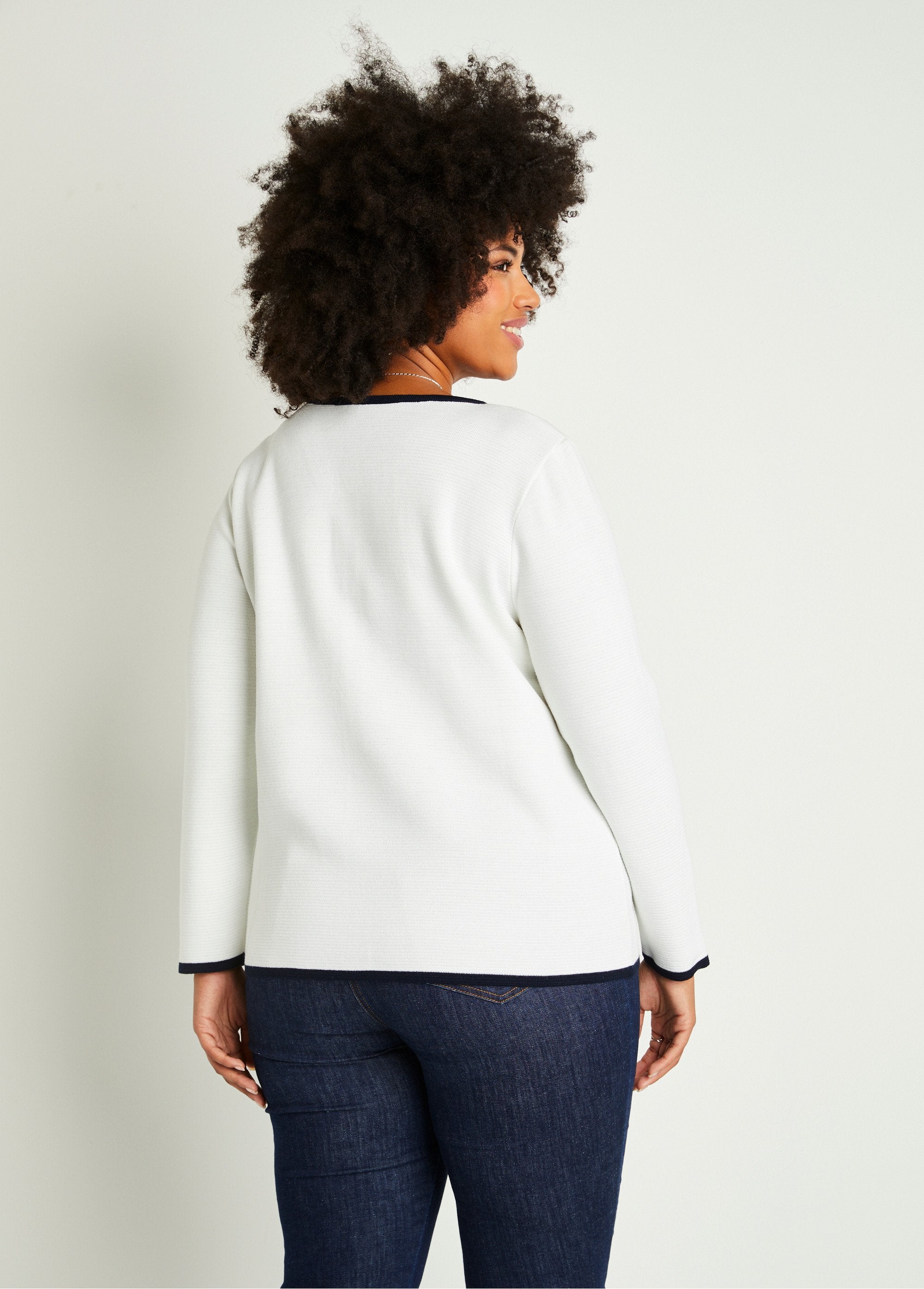 Giacca_cardigan_con_bottoni_Bianco_e_blu_scuro_DO1_curvy