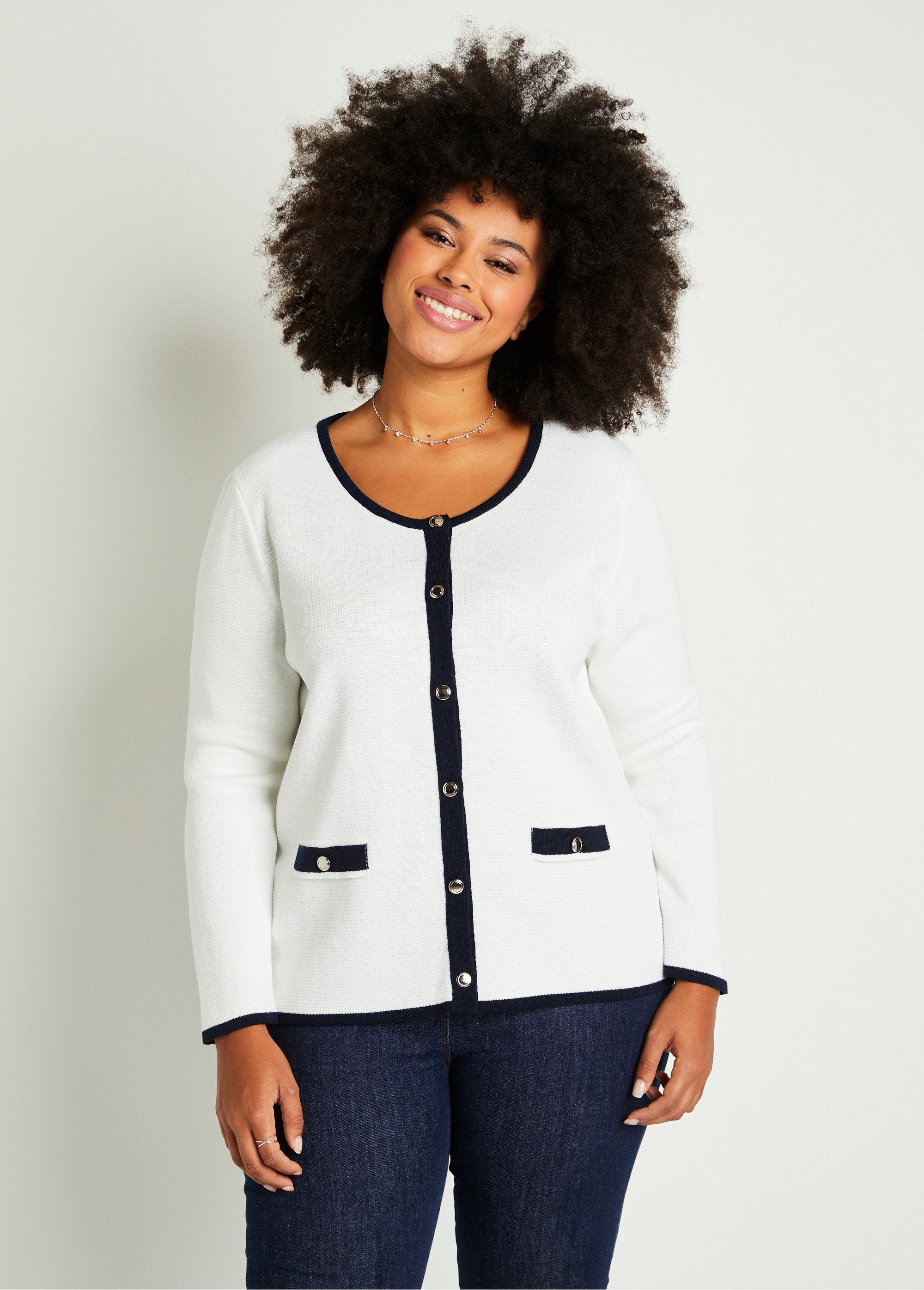 Giacca_cardigan_con_bottoni_Bianco_e_blu_scuro_FA1_curvy