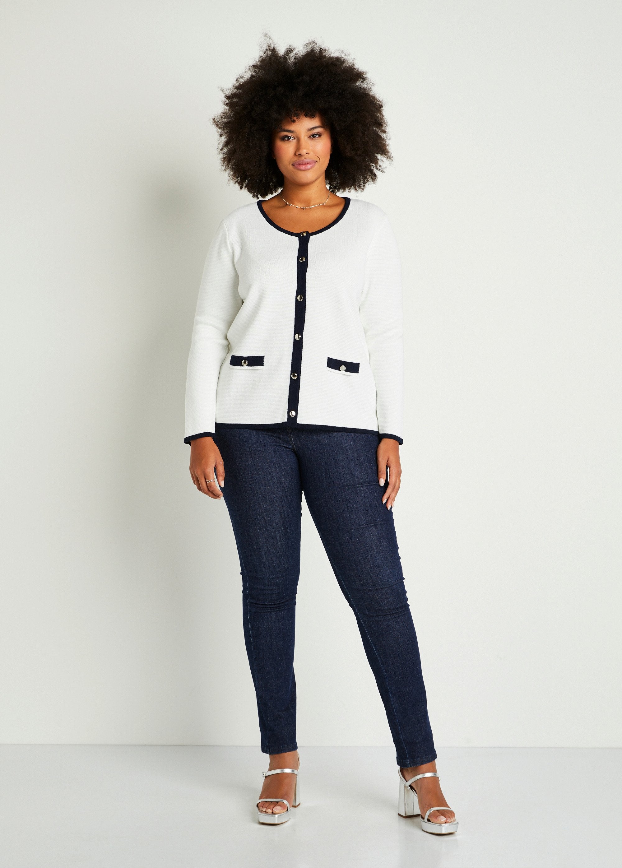 Giacca_cardigan_con_bottoni_Bianco_e_blu_scuro_SF1_curvy