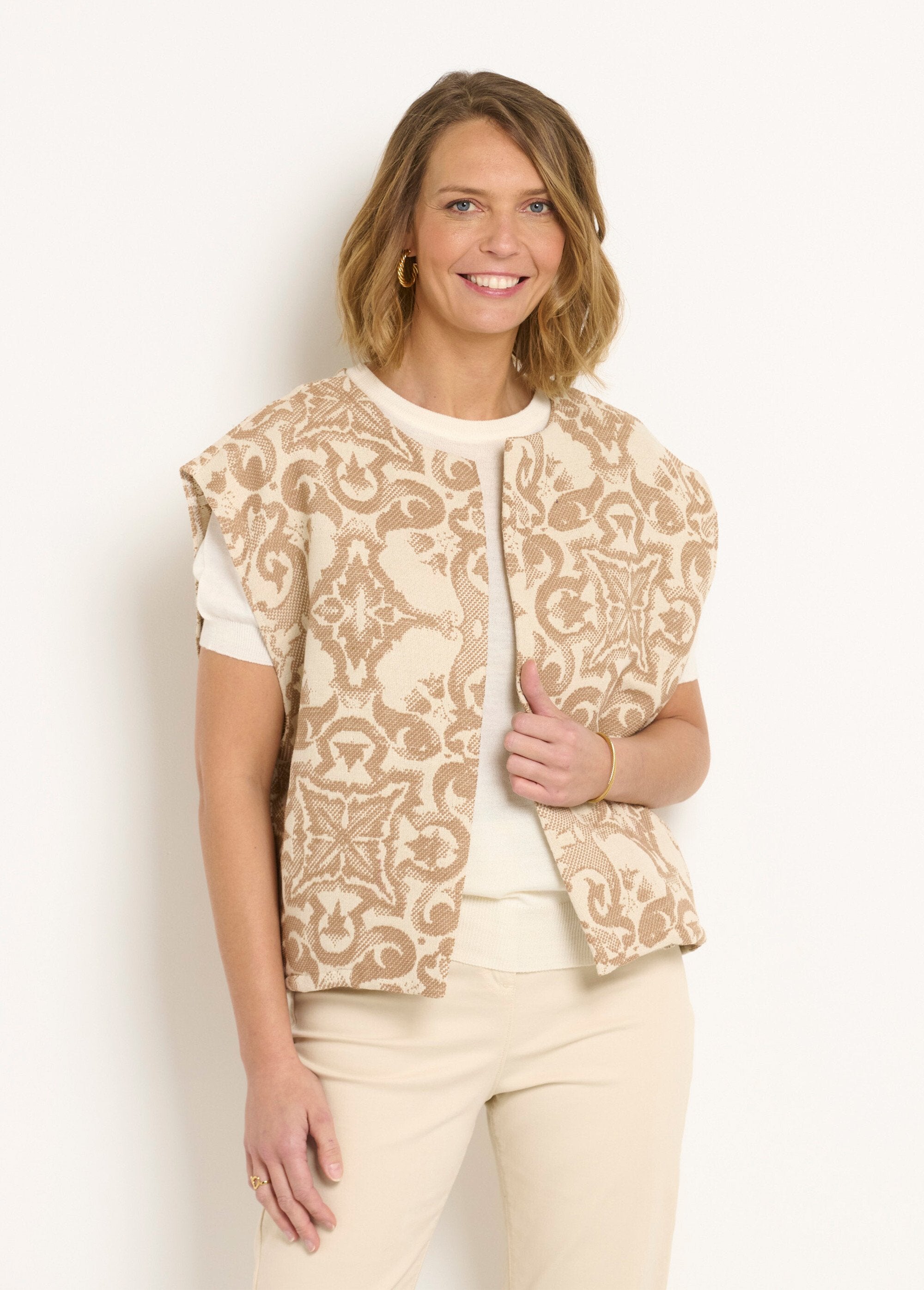 Giacca_senza_maniche_con_scollo_rotondo_in_jacquard_Beige_FA1_slim