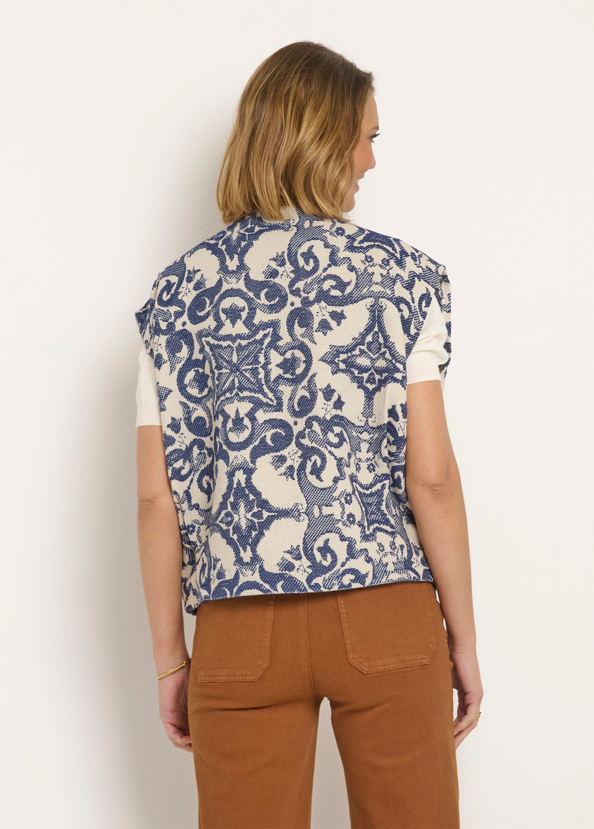 Giacca_senza_maniche_con_scollo_rotondo_in_jacquard_Bleu_DO1_slim